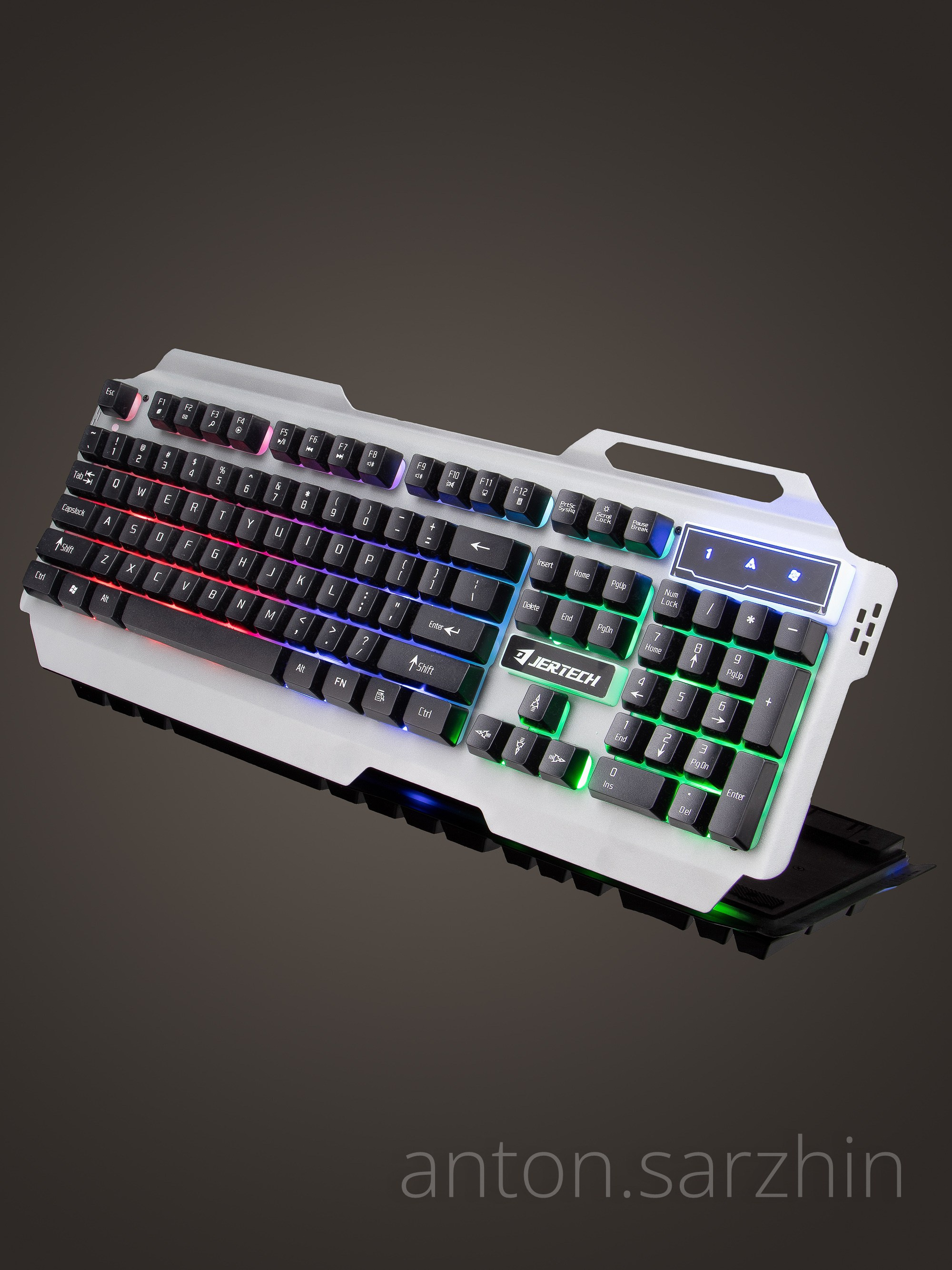 Имиджевая съемка клавиатуры на светодиодах на черном фоне