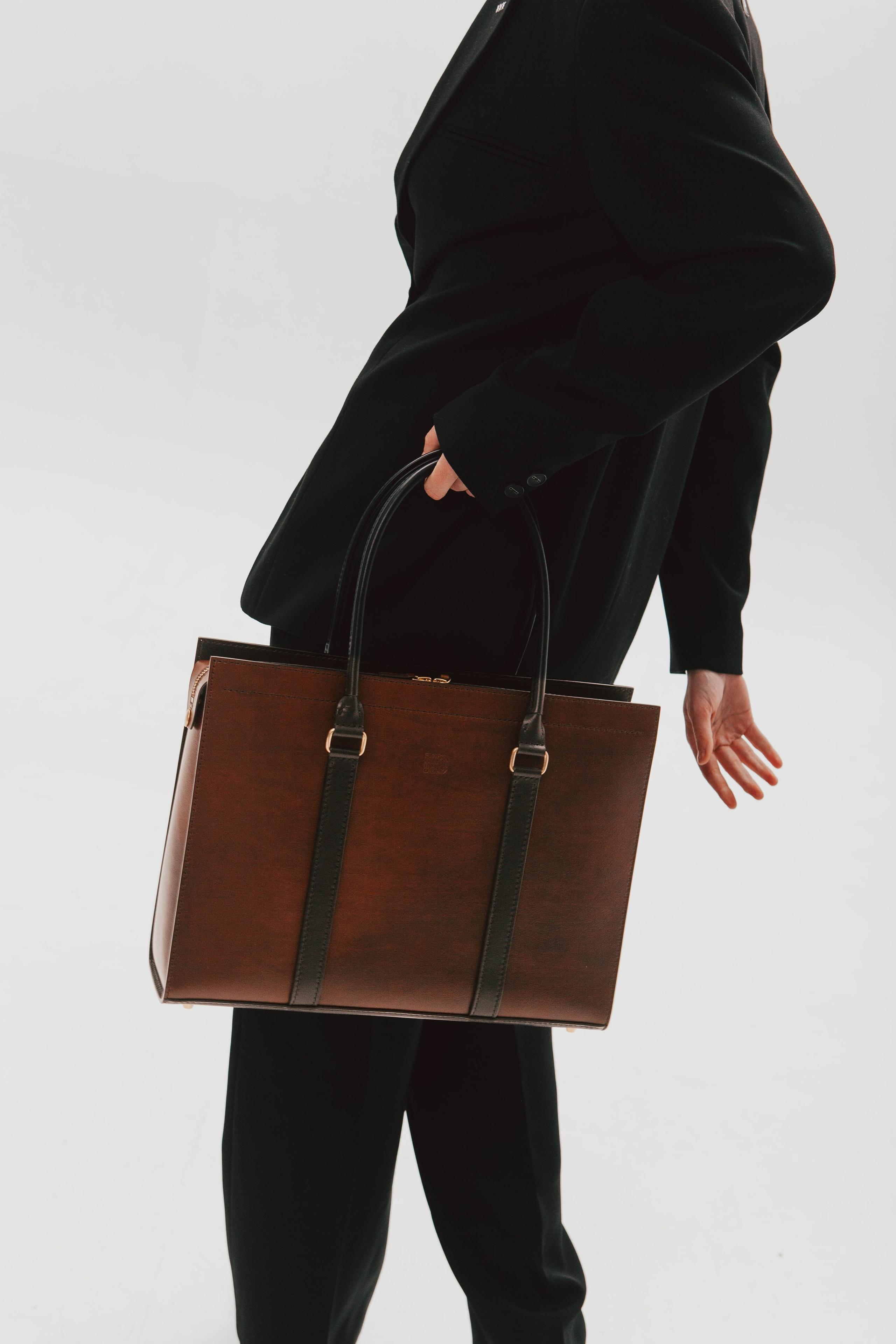 Анна Гречаная и изделие Дана Настаса 💼. Фотограф Ольга Крукле