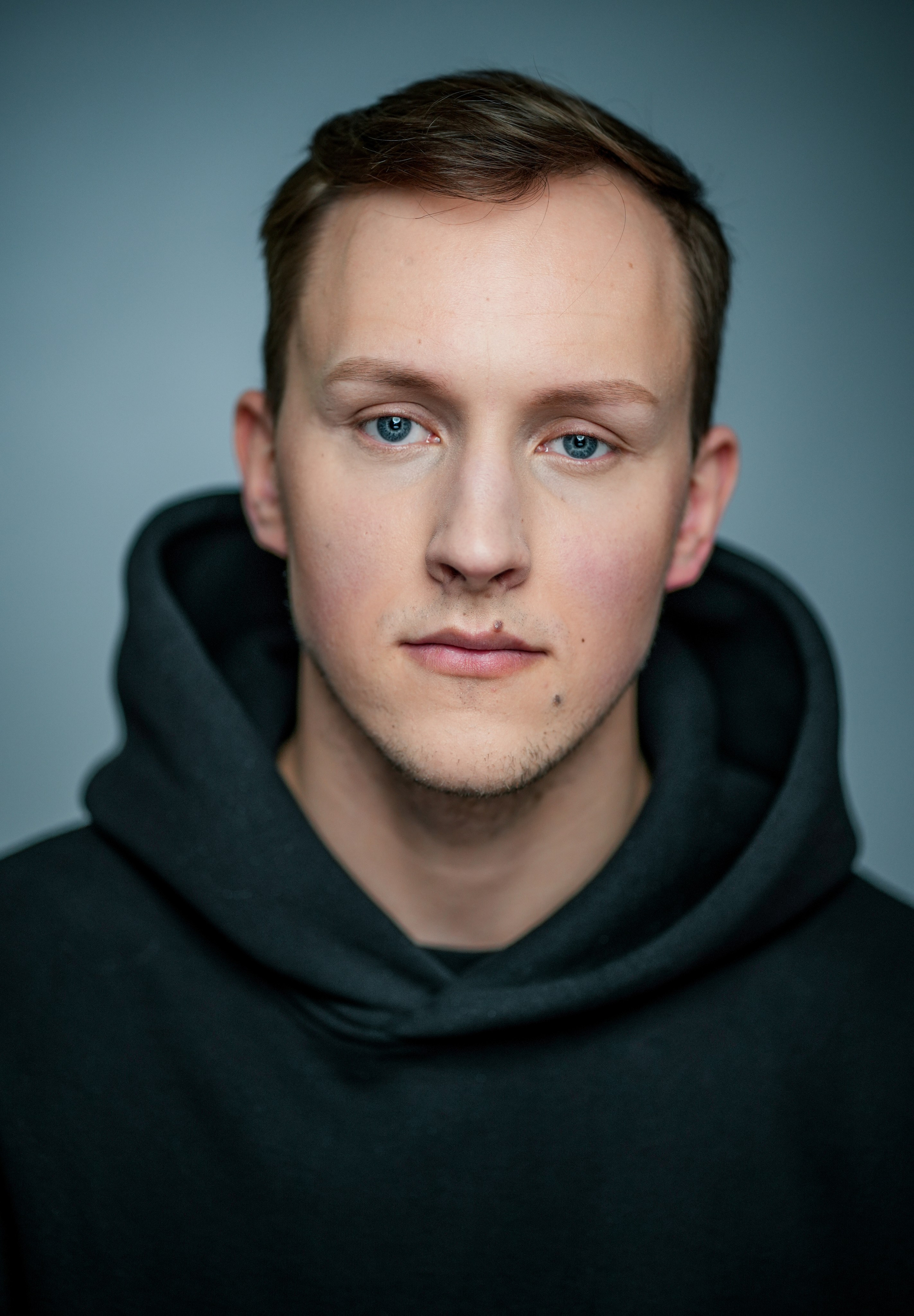 Актёр Логинов Максим. Портретная съемка в Москве, студийный фотограф Игорь Фомин