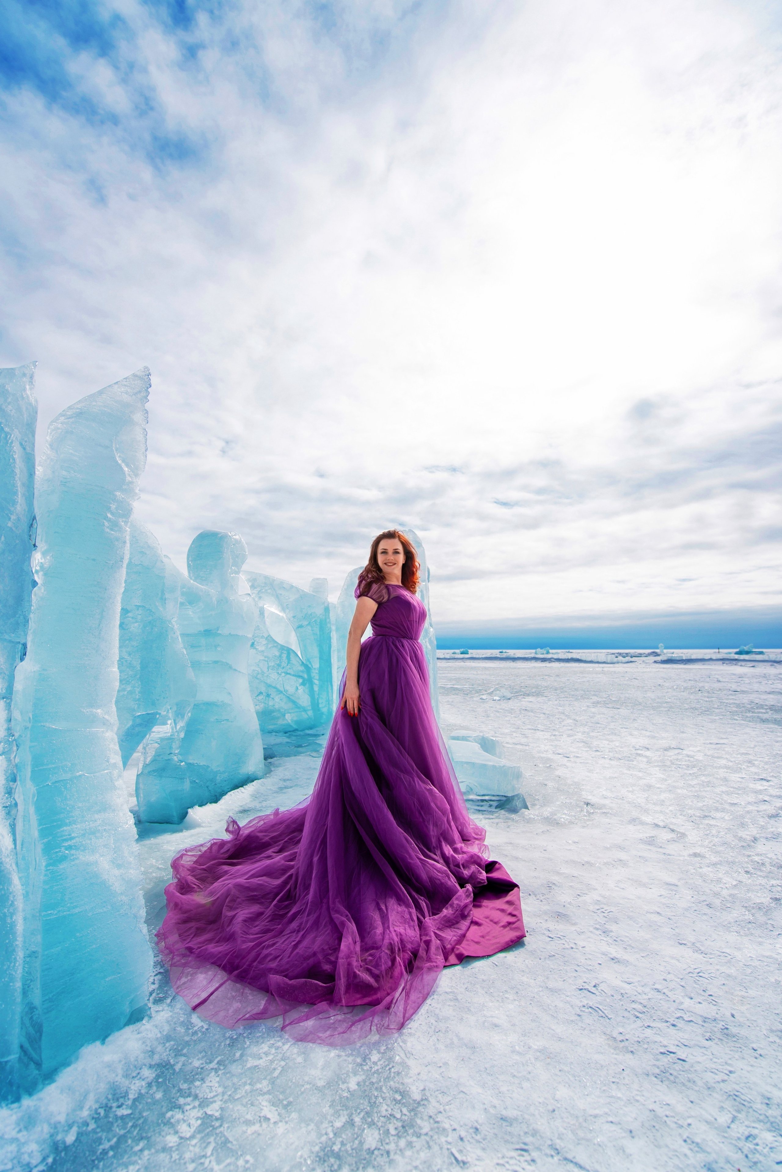 Девушка в фиолетовом платье из фатина на льду