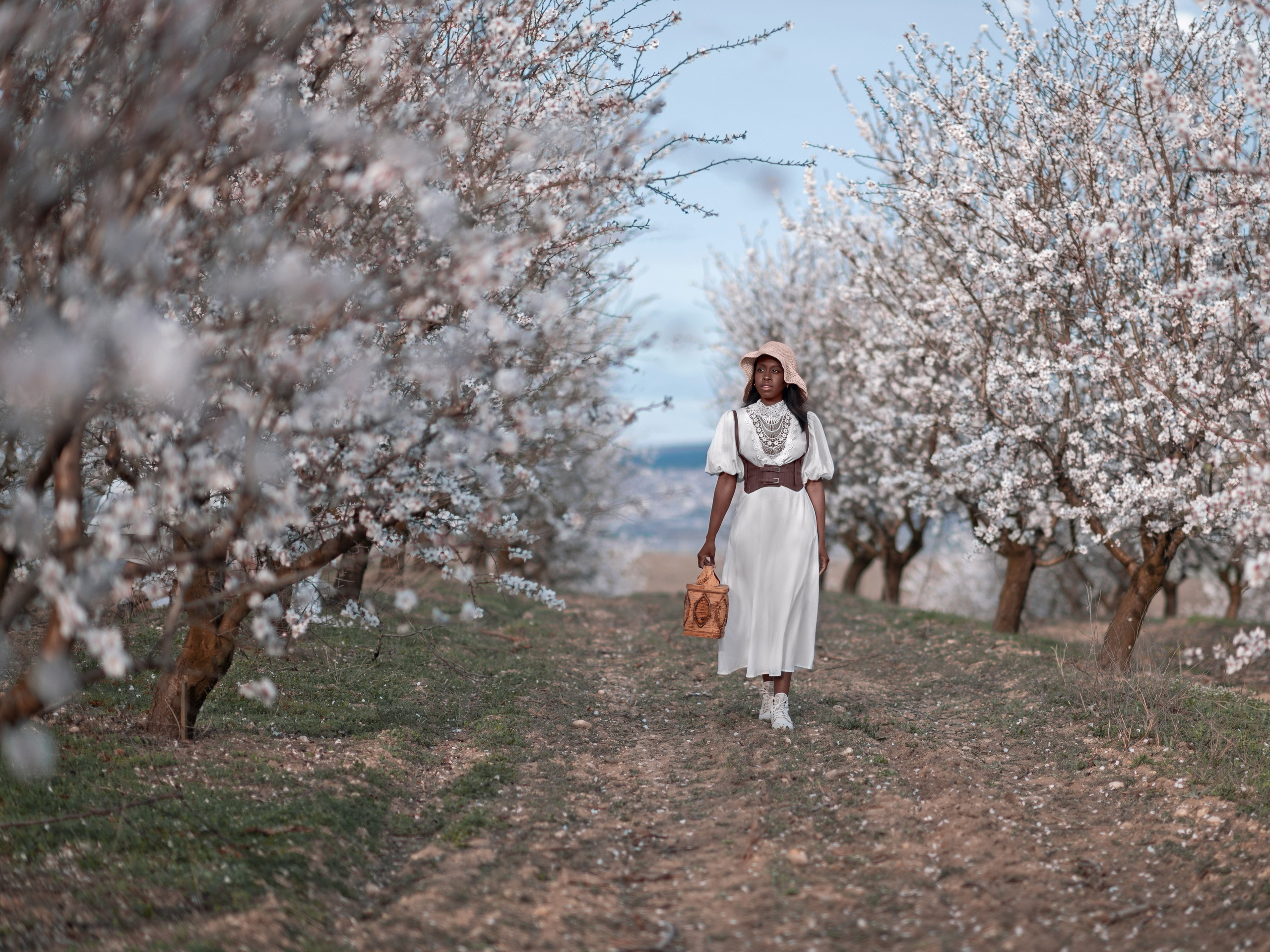 Фотосессия в цветущих миндальных садах в Крыму