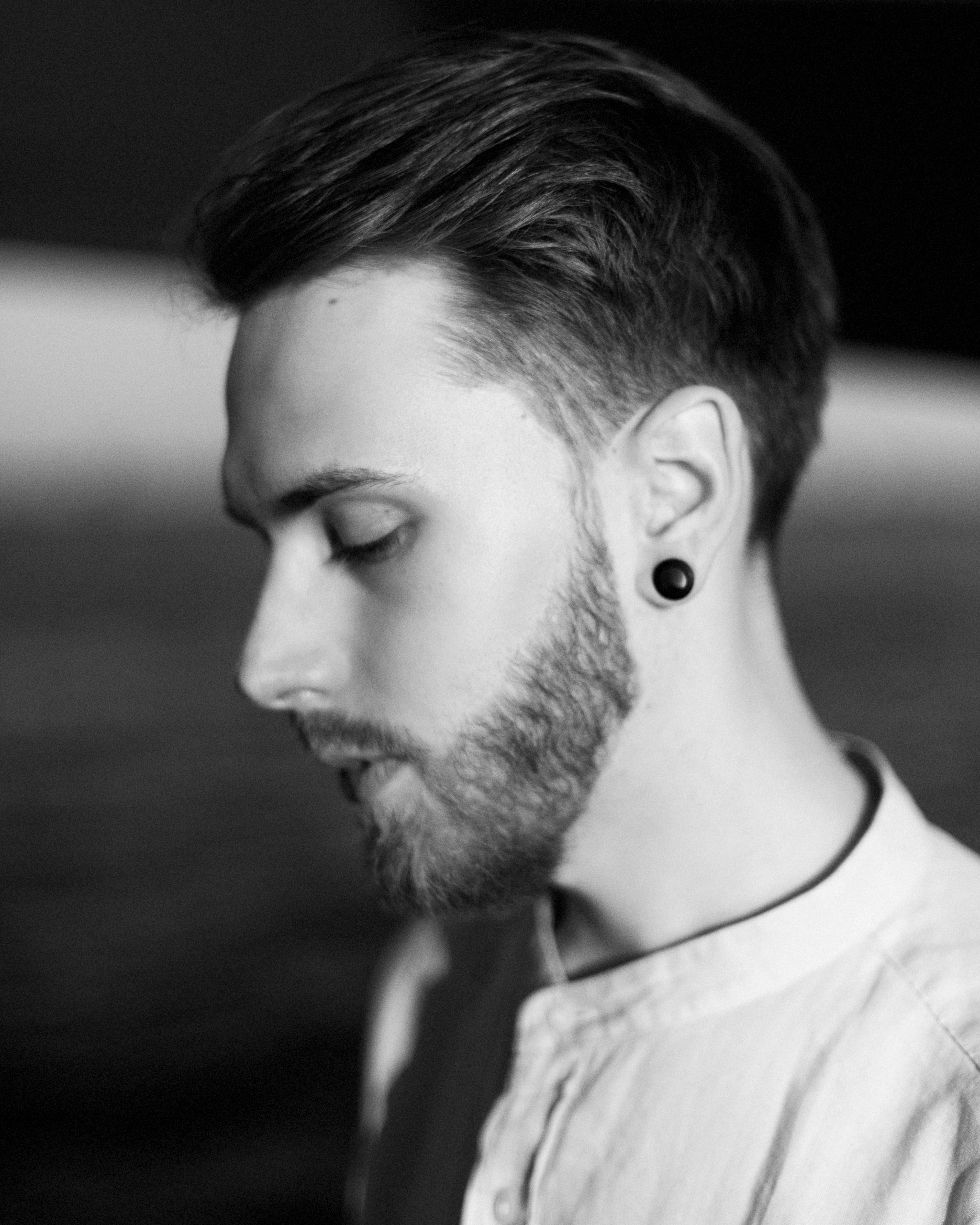 Мужской портрет на яхте. Портретный фотограф Белград Матвей Кармаков