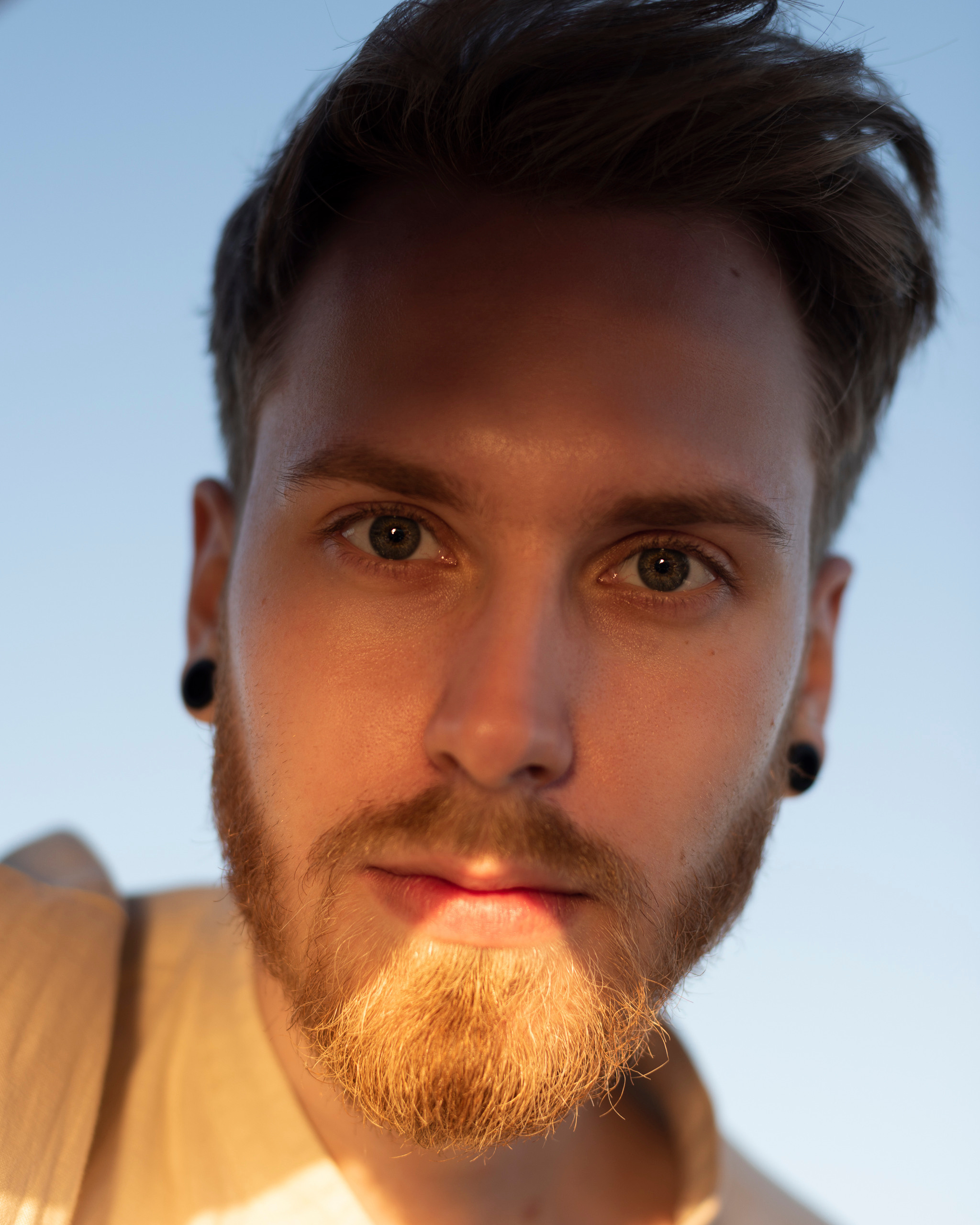 Мужской портрет на яхте. Портретный фотограф Белград Матвей Кармаков