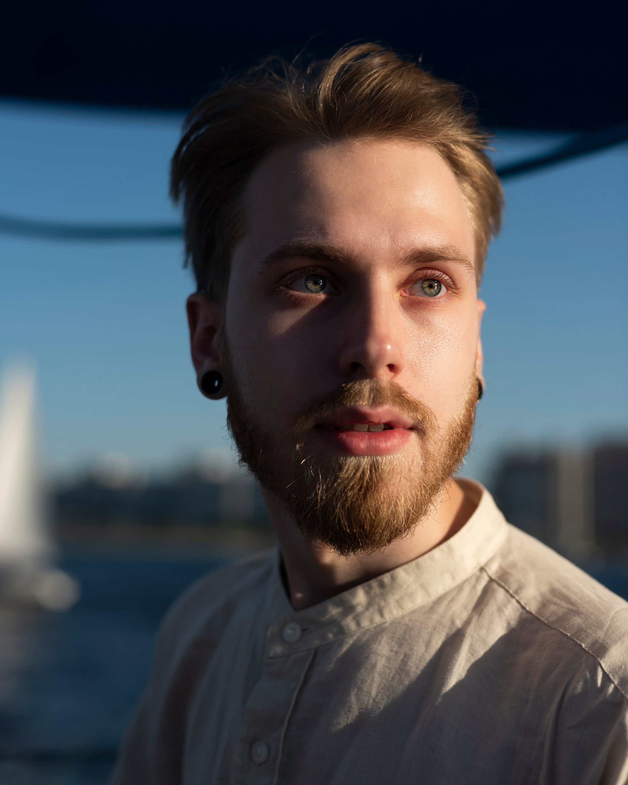 Мужской портрет на яхте. Портретный фотограф Белград Матвей Кармаков