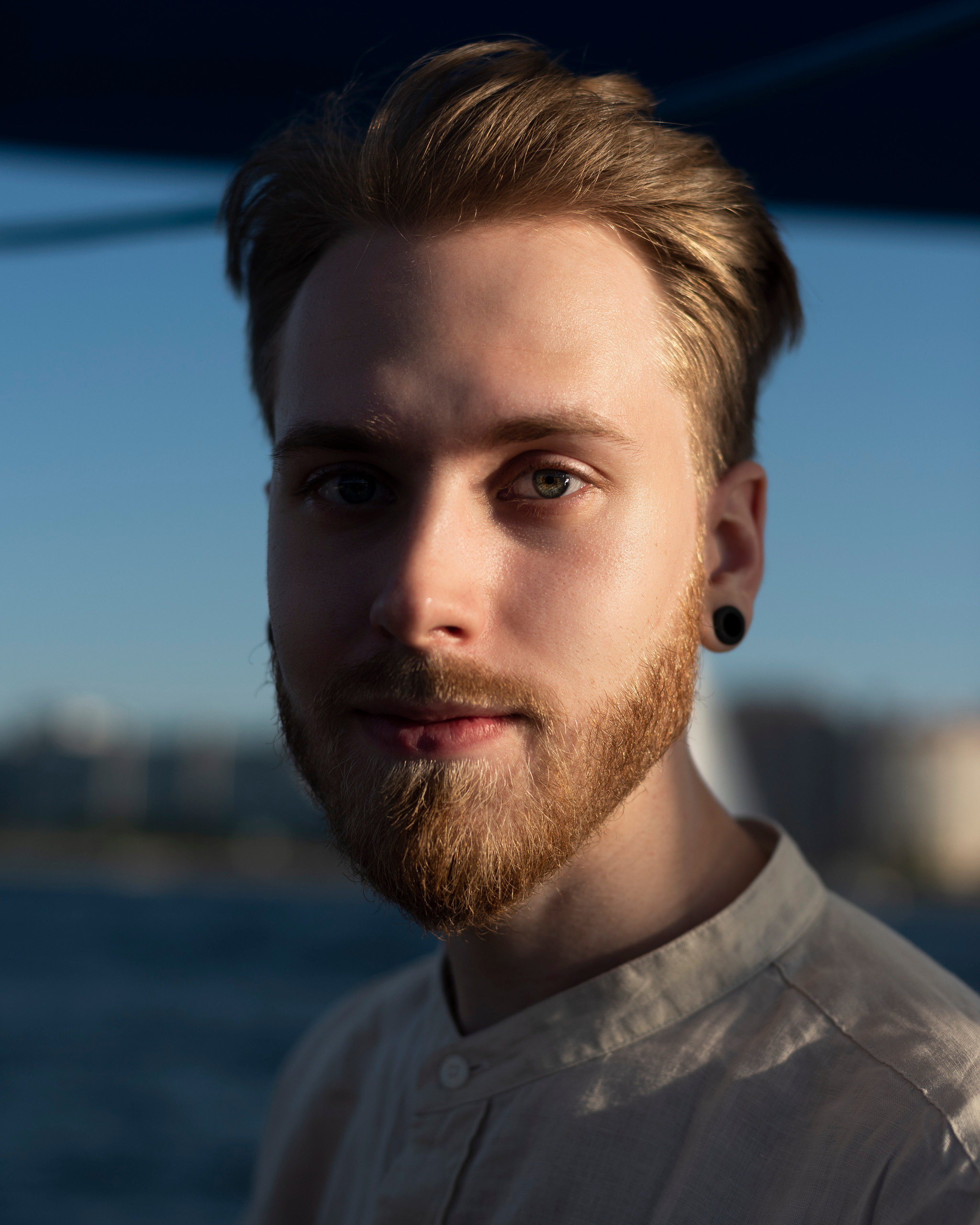 Мужской портрет на яхте. Портретный фотограф Белград Матвей Кармаков