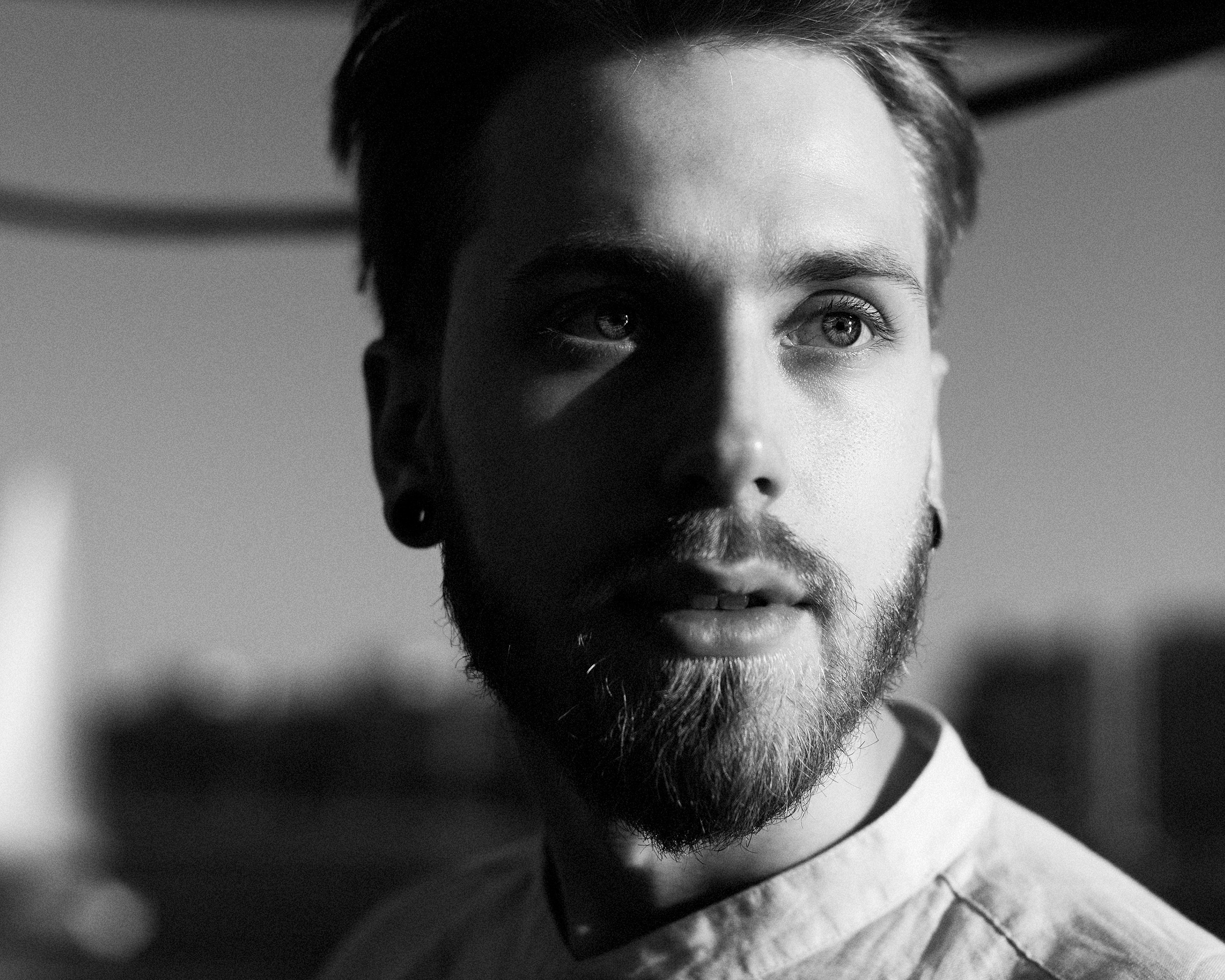 Мужской портрет на яхте. Портретный фотограф Белград Матвей Кармаков