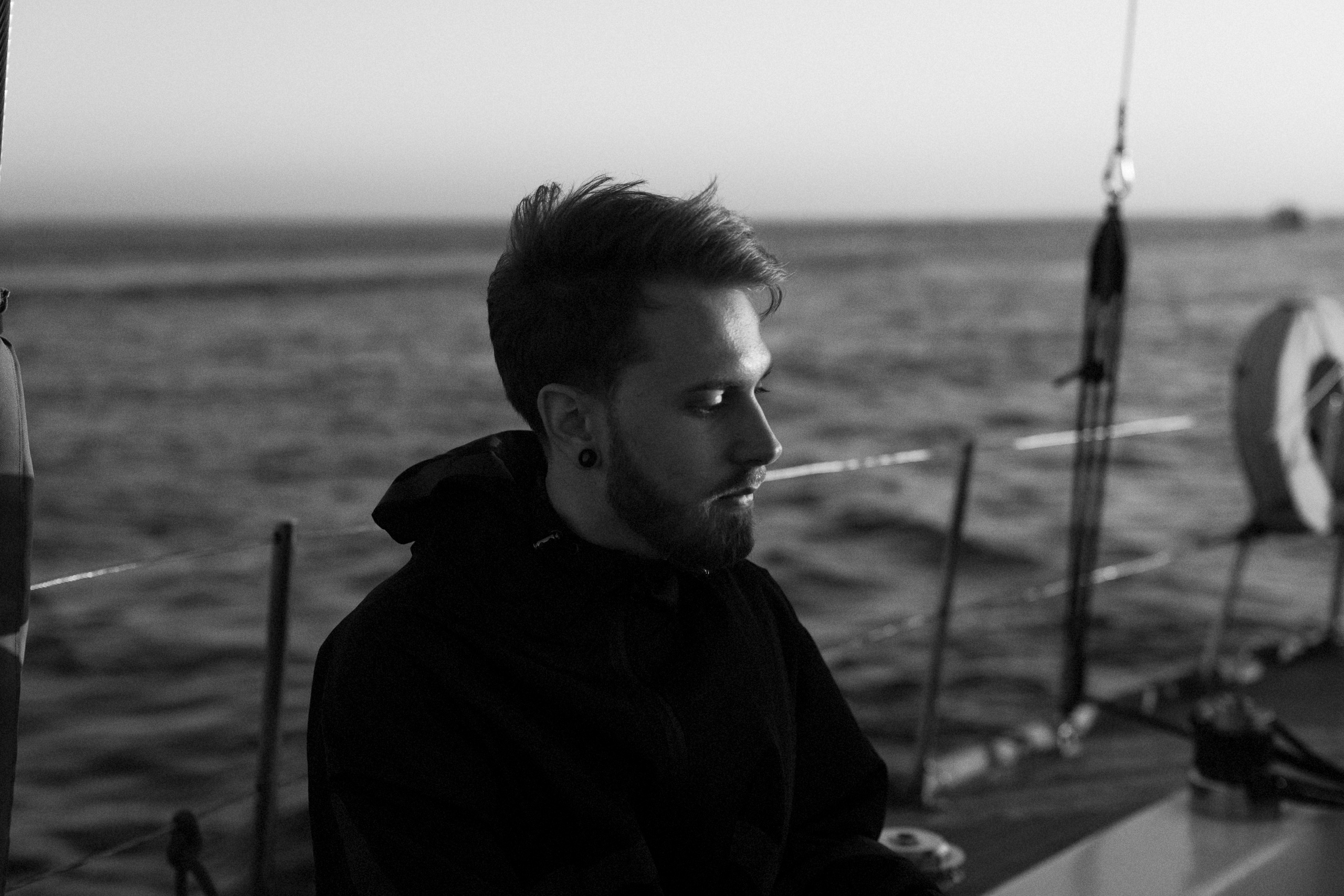 Мужской портрет на яхте. Портретный фотограф Белград Матвей Кармаков