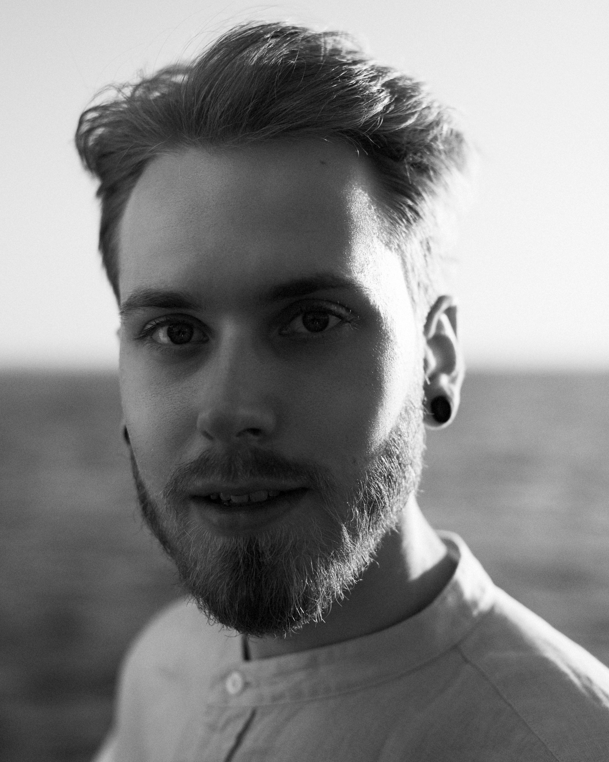 Мужской портрет на яхте. Портретный фотограф Белград Матвей Кармаков