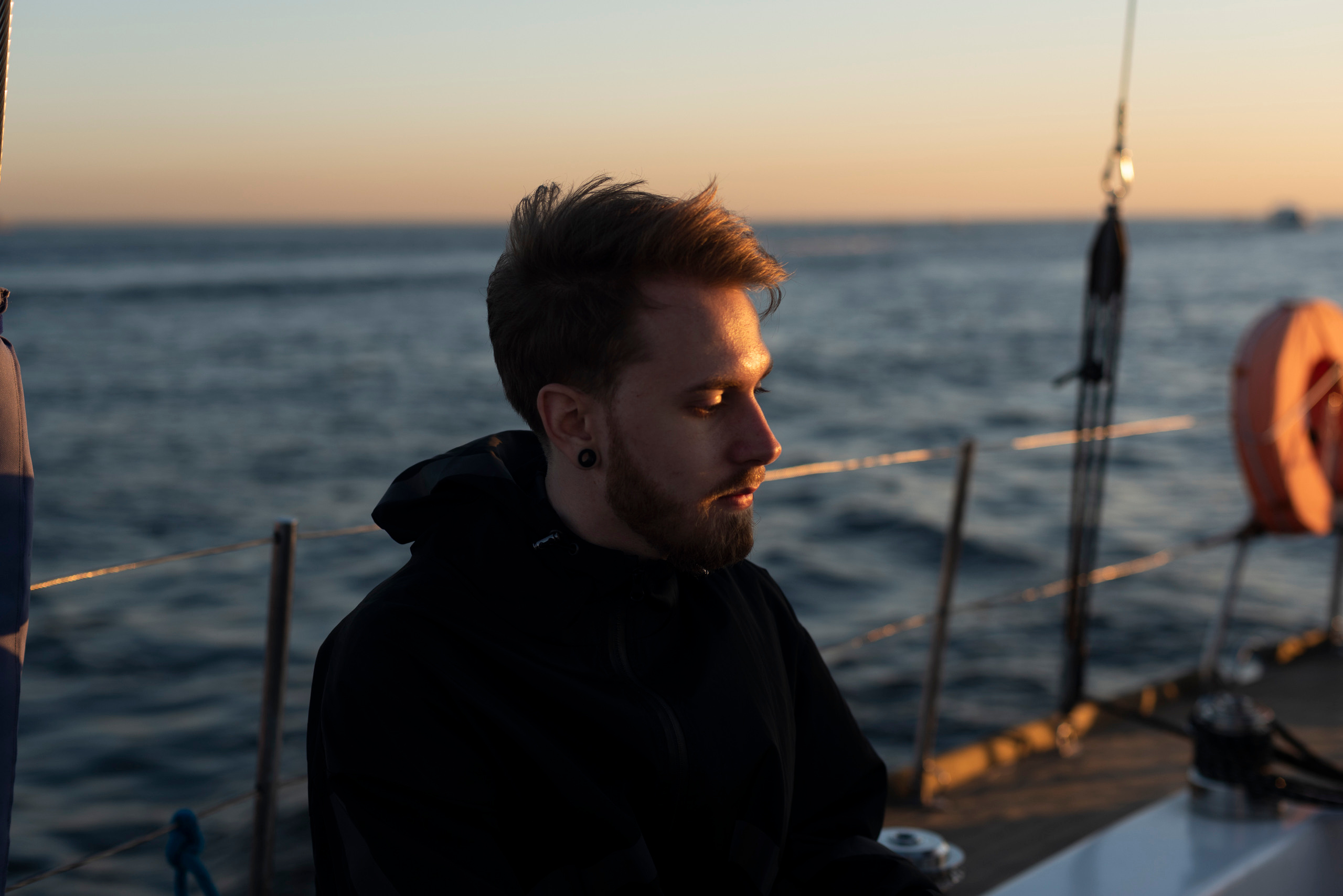 Мужской портрет на яхте. Портретный фотограф Белград Матвей Кармаков