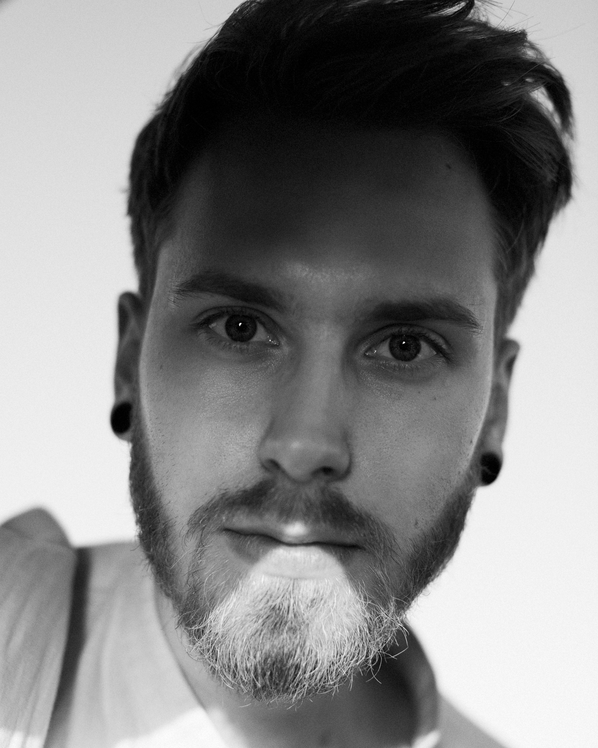 Мужской портрет на яхте. Портретный фотограф Белград Матвей Кармаков