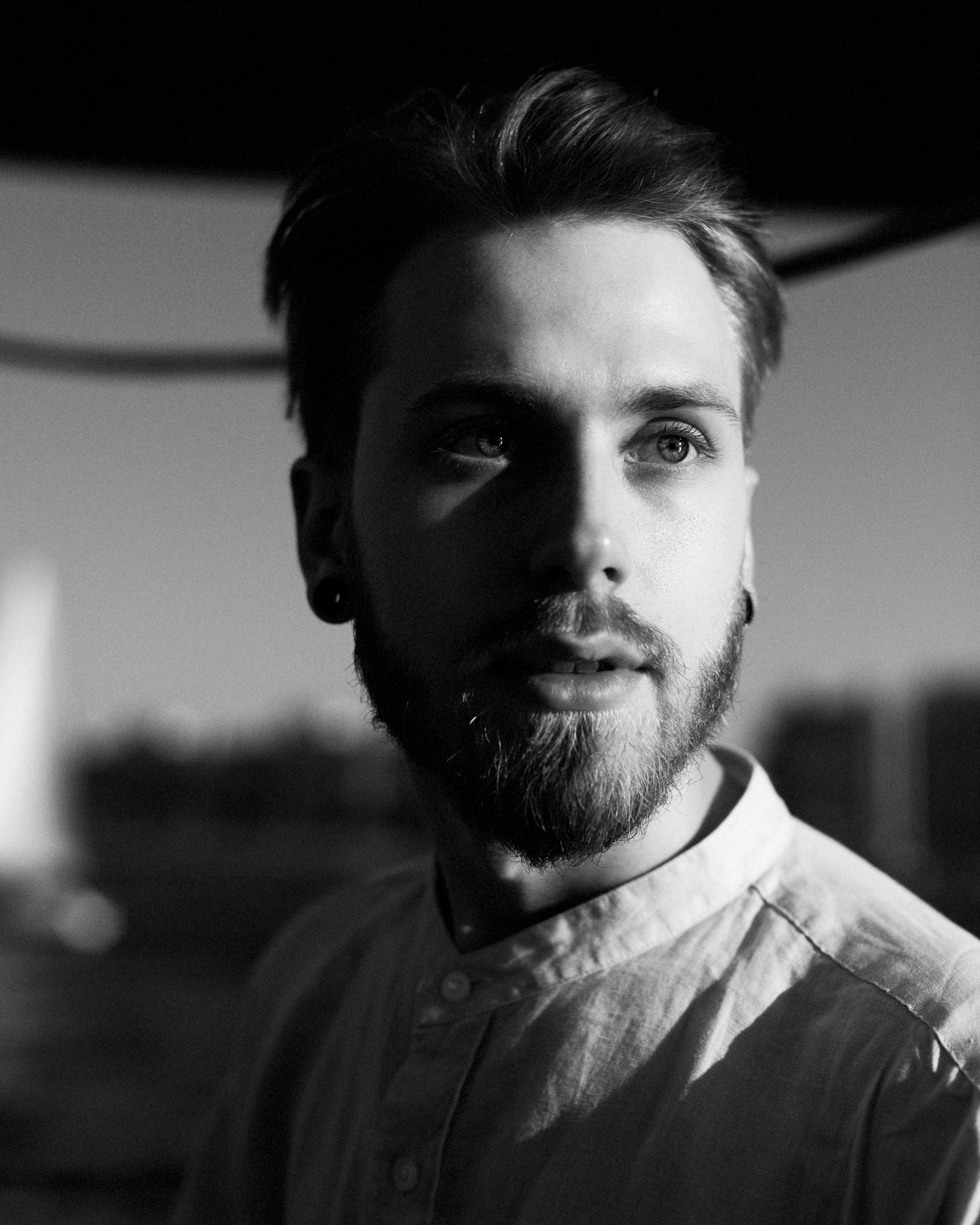 Мужской портрет на яхте. Портретный фотограф Белград Матвей Кармаков