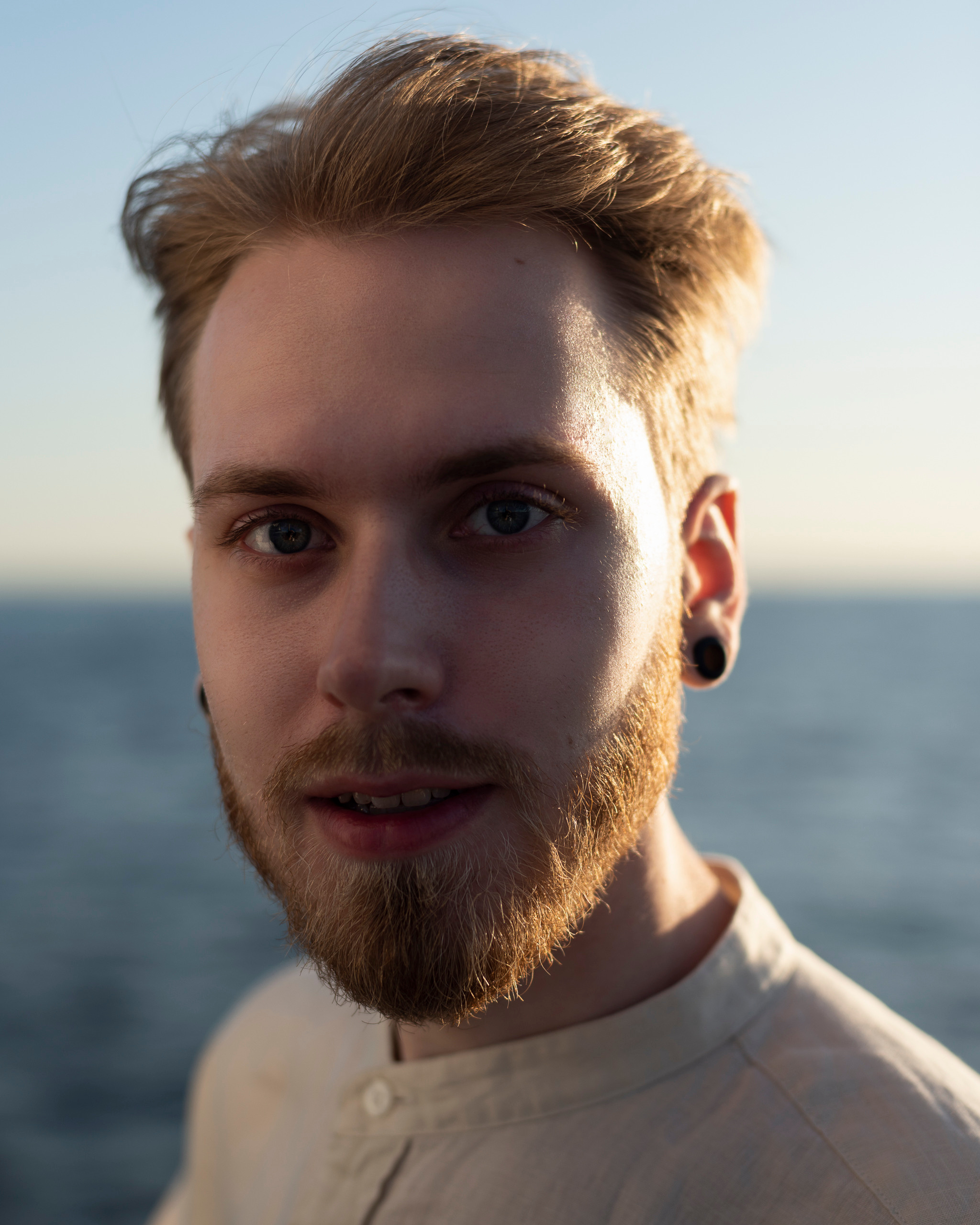 Мужской портрет на яхте. Портретный фотограф Белград Матвей Кармаков