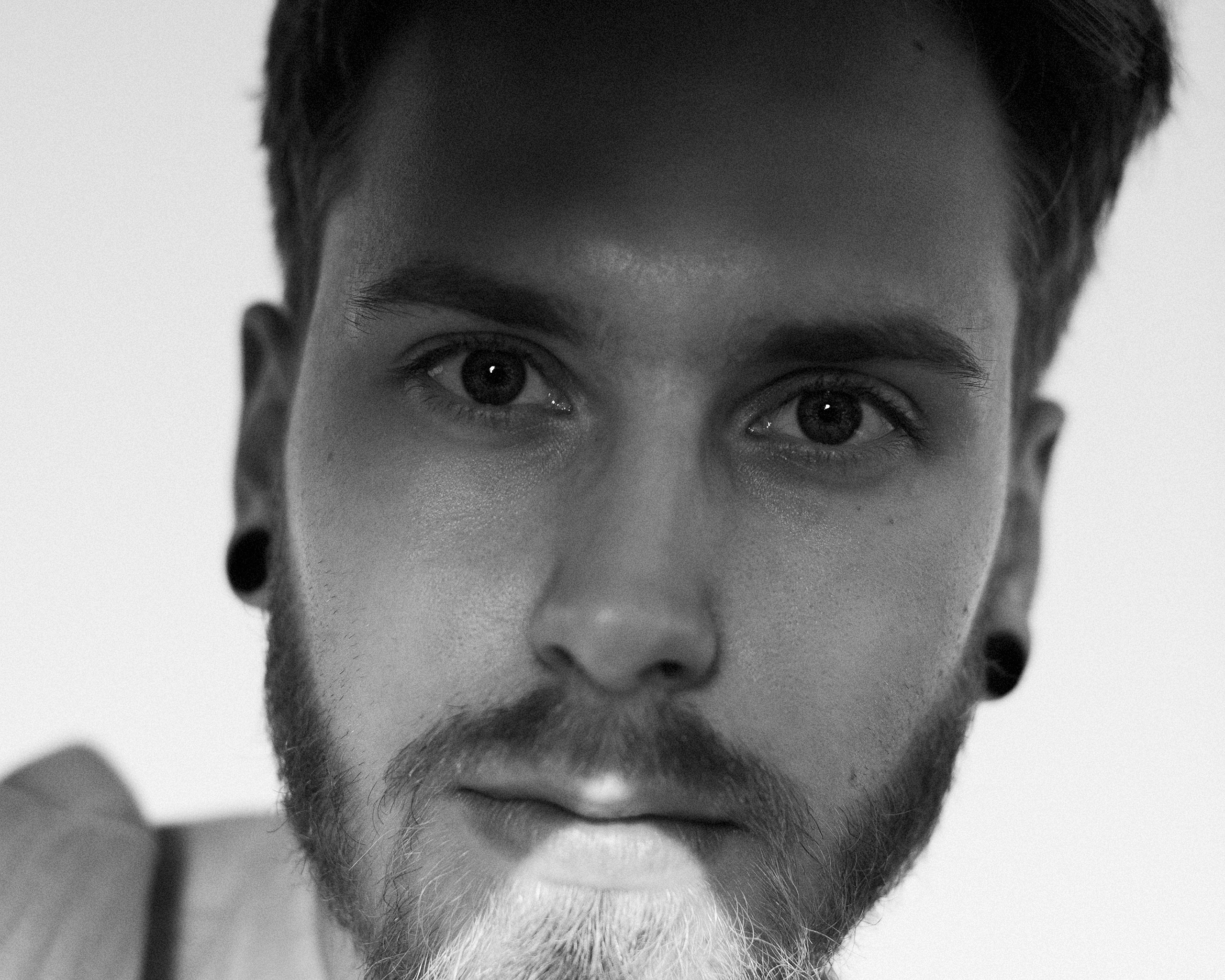 Мужской портрет на яхте. Портретный фотограф Белград Матвей Кармаков