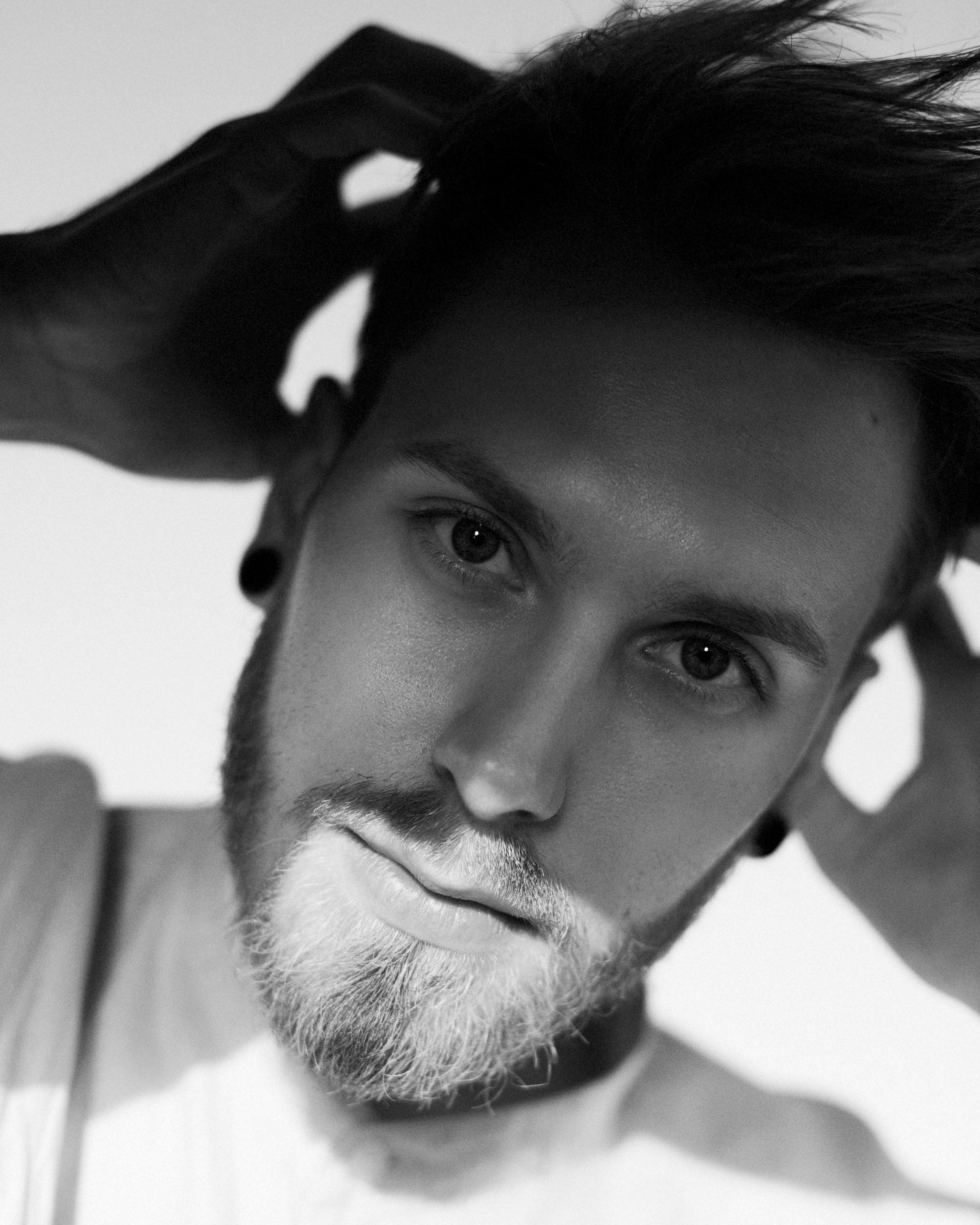 Мужской портрет на яхте. Портретный фотограф Белград Матвей Кармаков