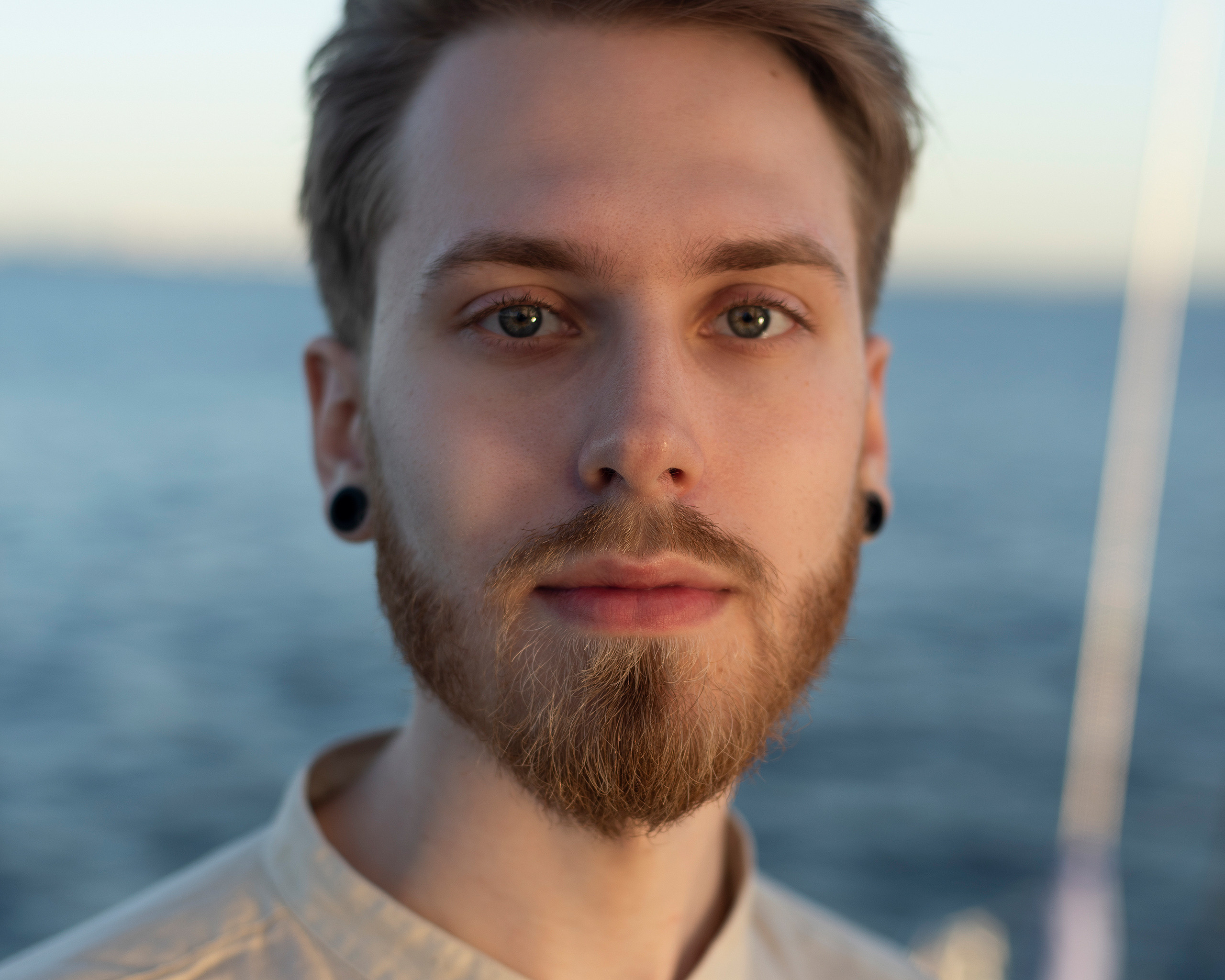 Мужской портрет на яхте. Портретный фотограф Белград Матвей Кармаков