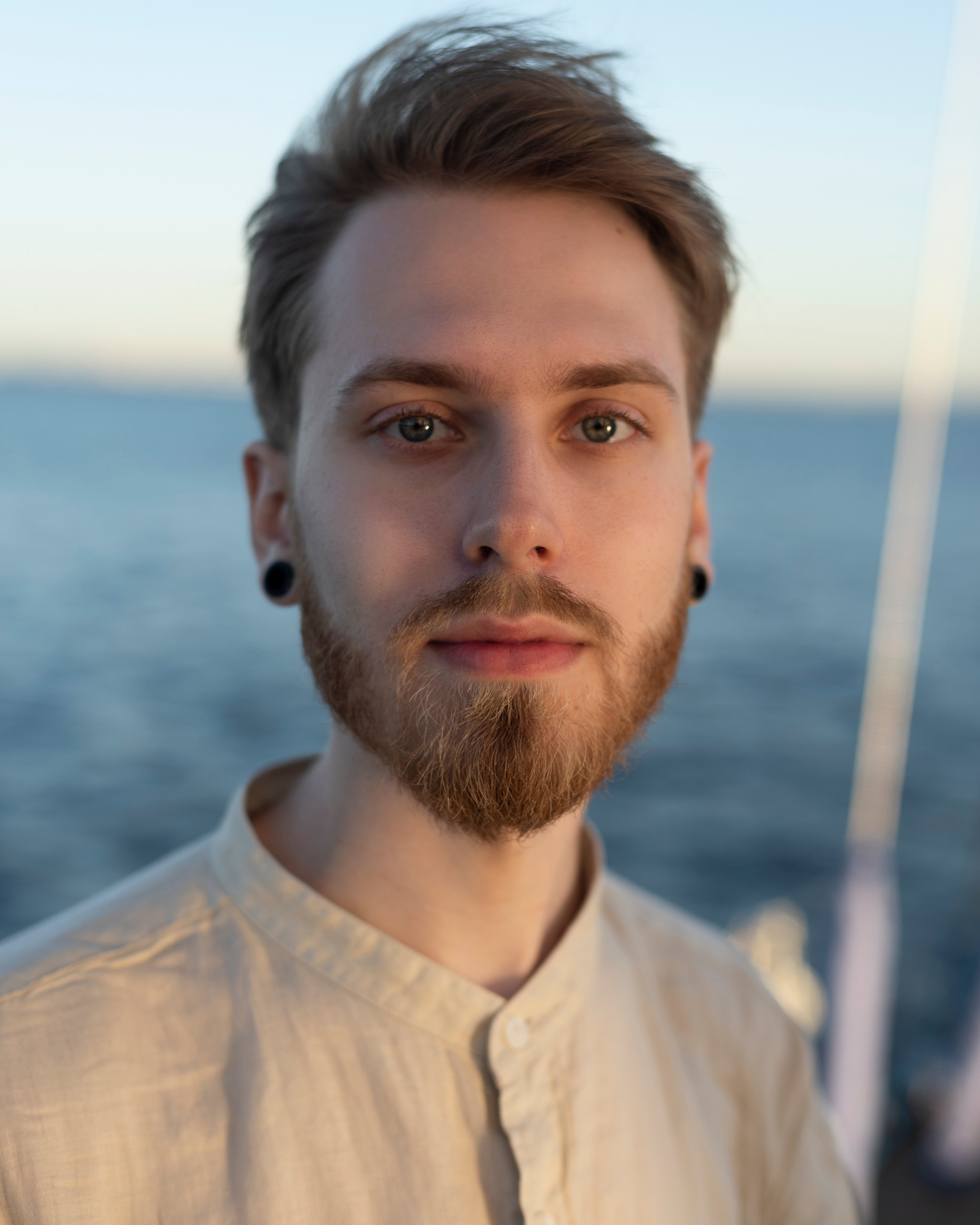 Мужской портрет на яхте. Портретный фотограф Белград Матвей Кармаков