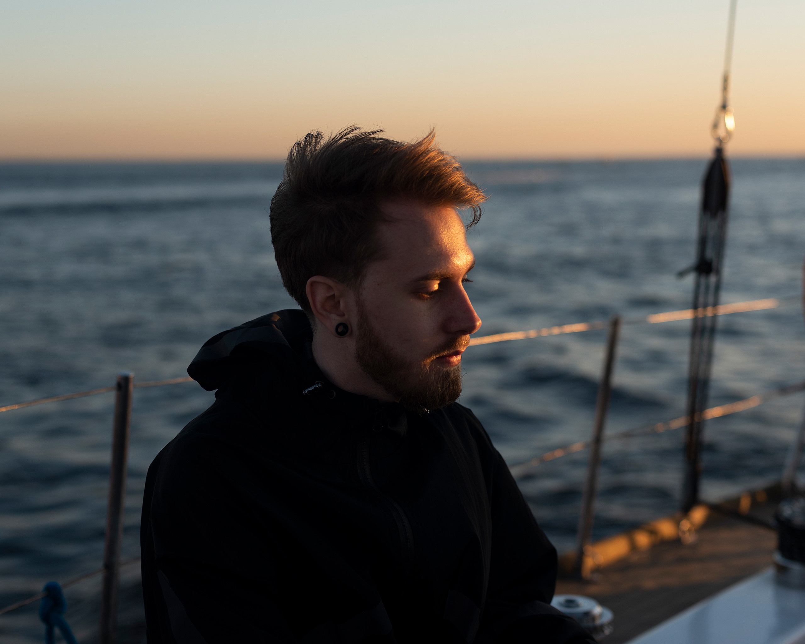 Мужской портрет на яхте. Портретный фотограф Белград Матвей Кармаков
