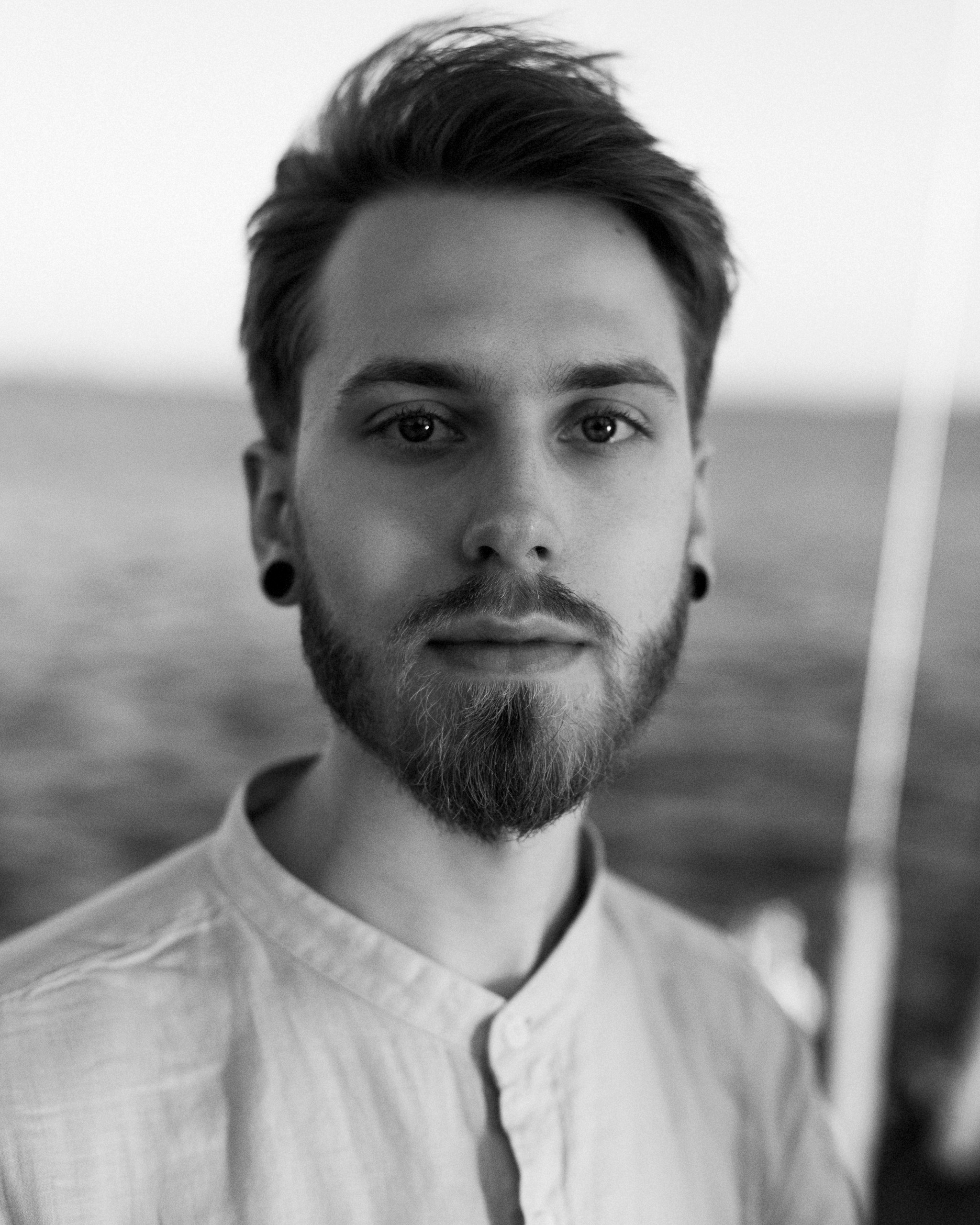 Мужской портрет на яхте. Портретный фотограф Белград Матвей Кармаков