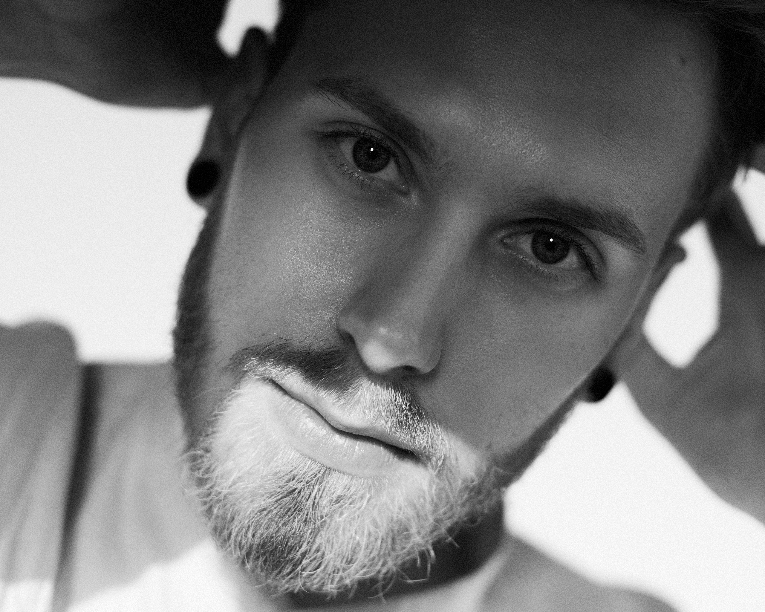 Мужской портрет на яхте. Портретный фотограф Белград Матвей Кармаков