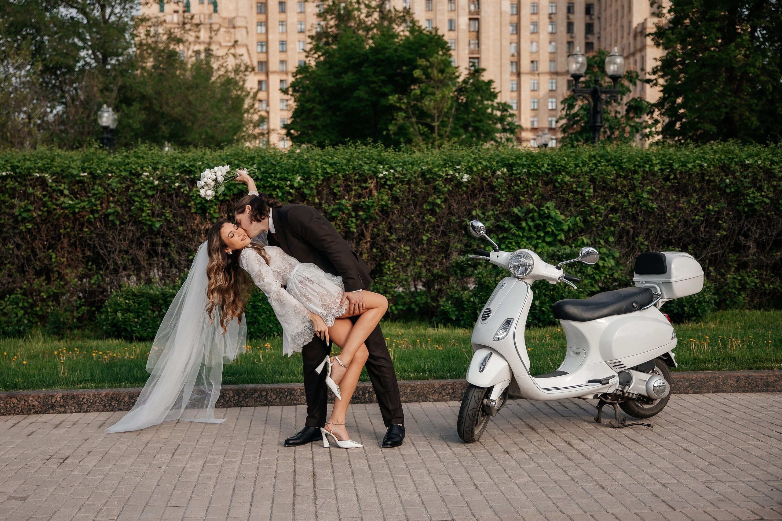Свадебная прогулка у высотки на Кудринской площади. Свадебный и семейный фотограф в Москве Красинская Мария