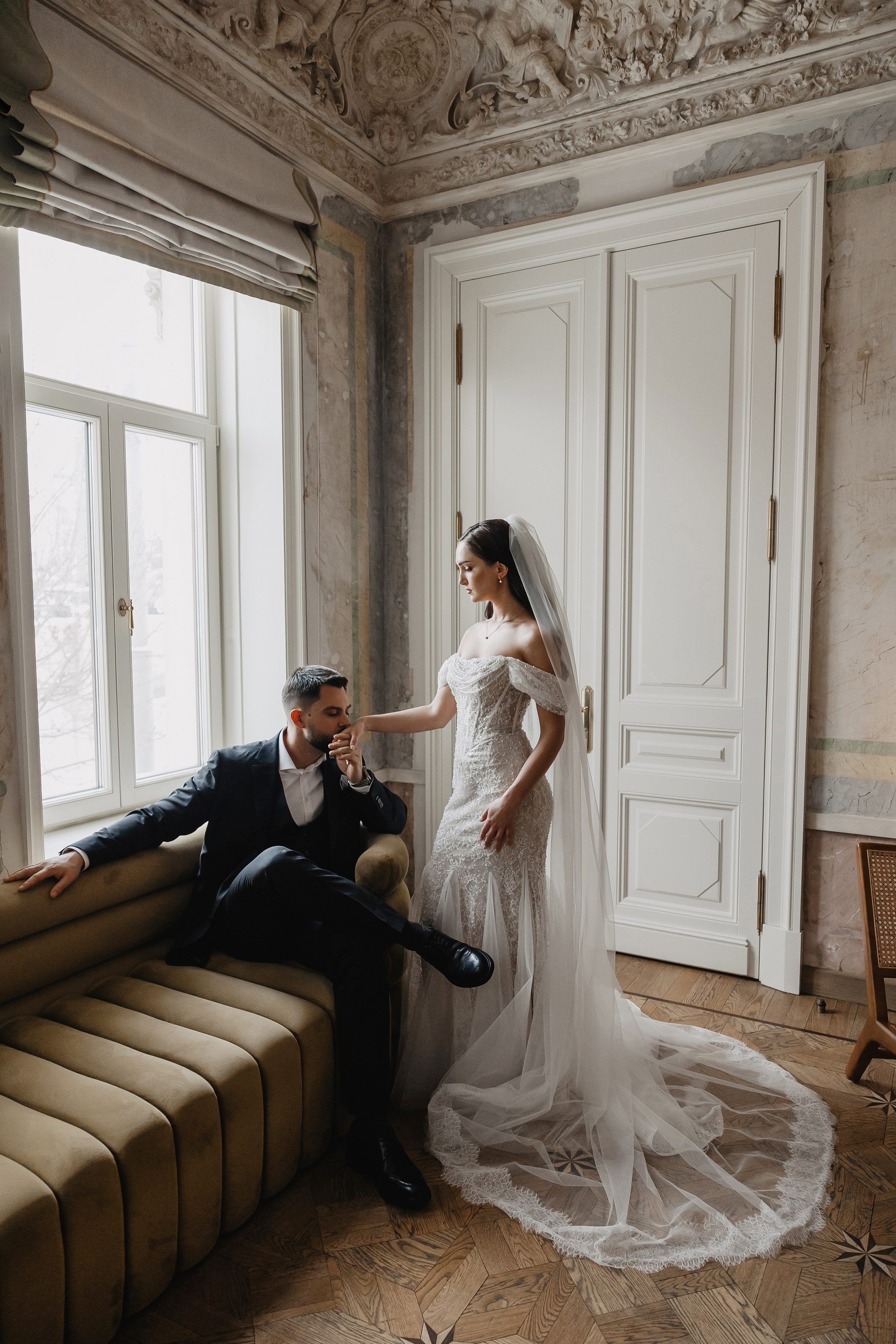 Свадебное утро жениха и невесты и свадебные сборы в отеле Twelve Reasons в Москве