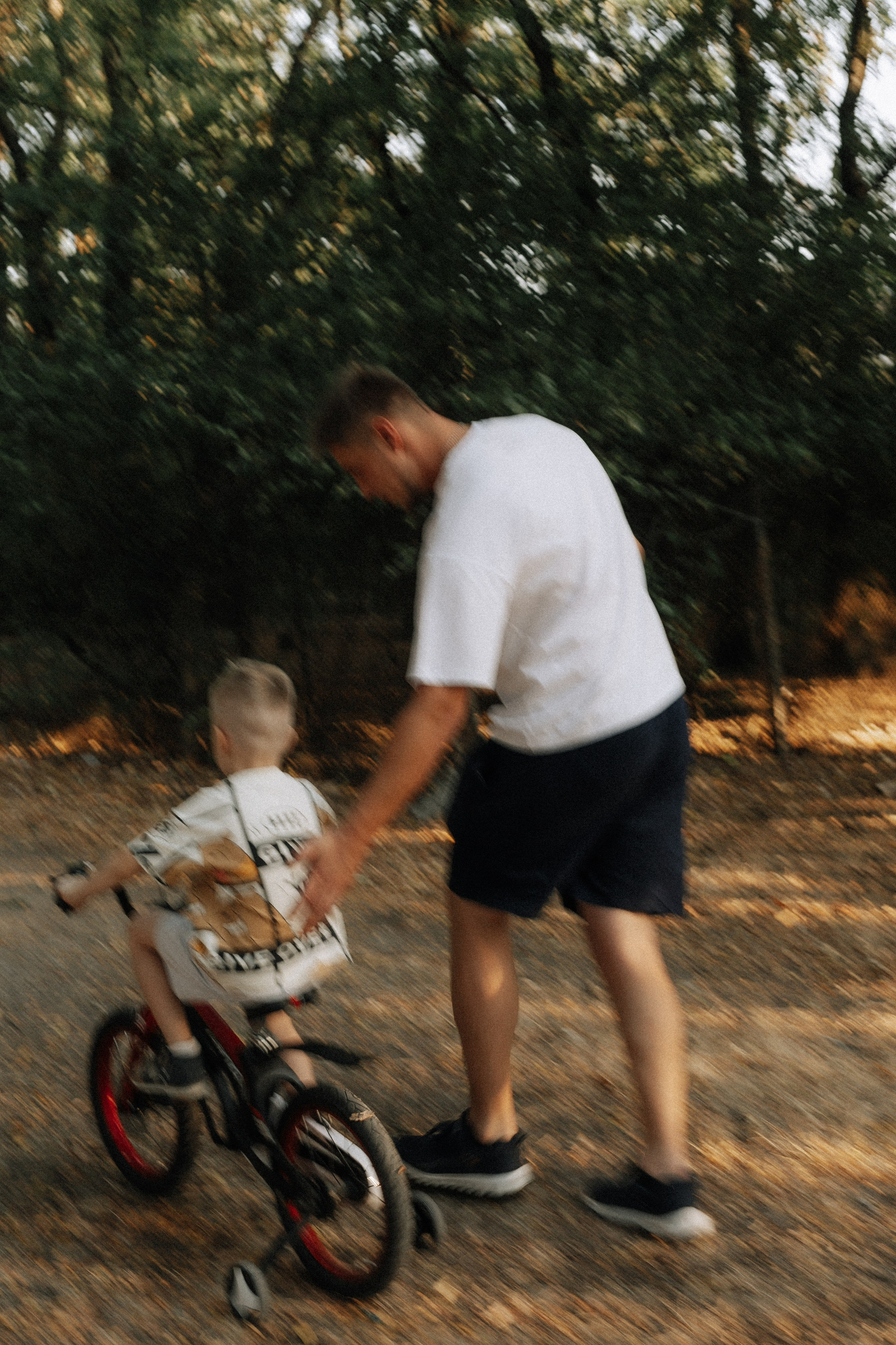 Папа учит сына кататься на велосипеде. Фотограф в Крыму | Виктория Нотевская