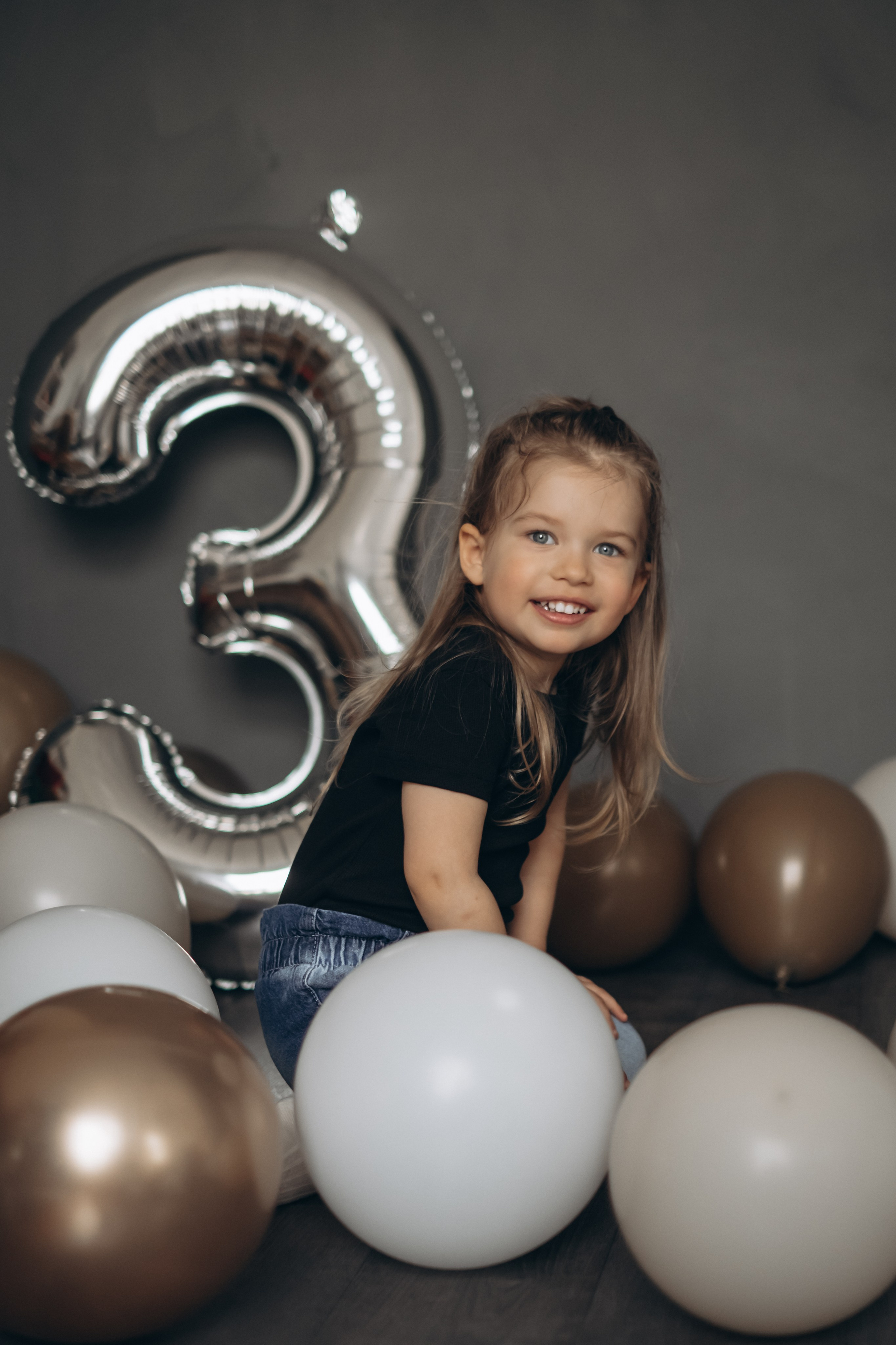 Фотосессия «День рождения» в минималистичной студии. Фотограф Новосибирск Анна Рождественская