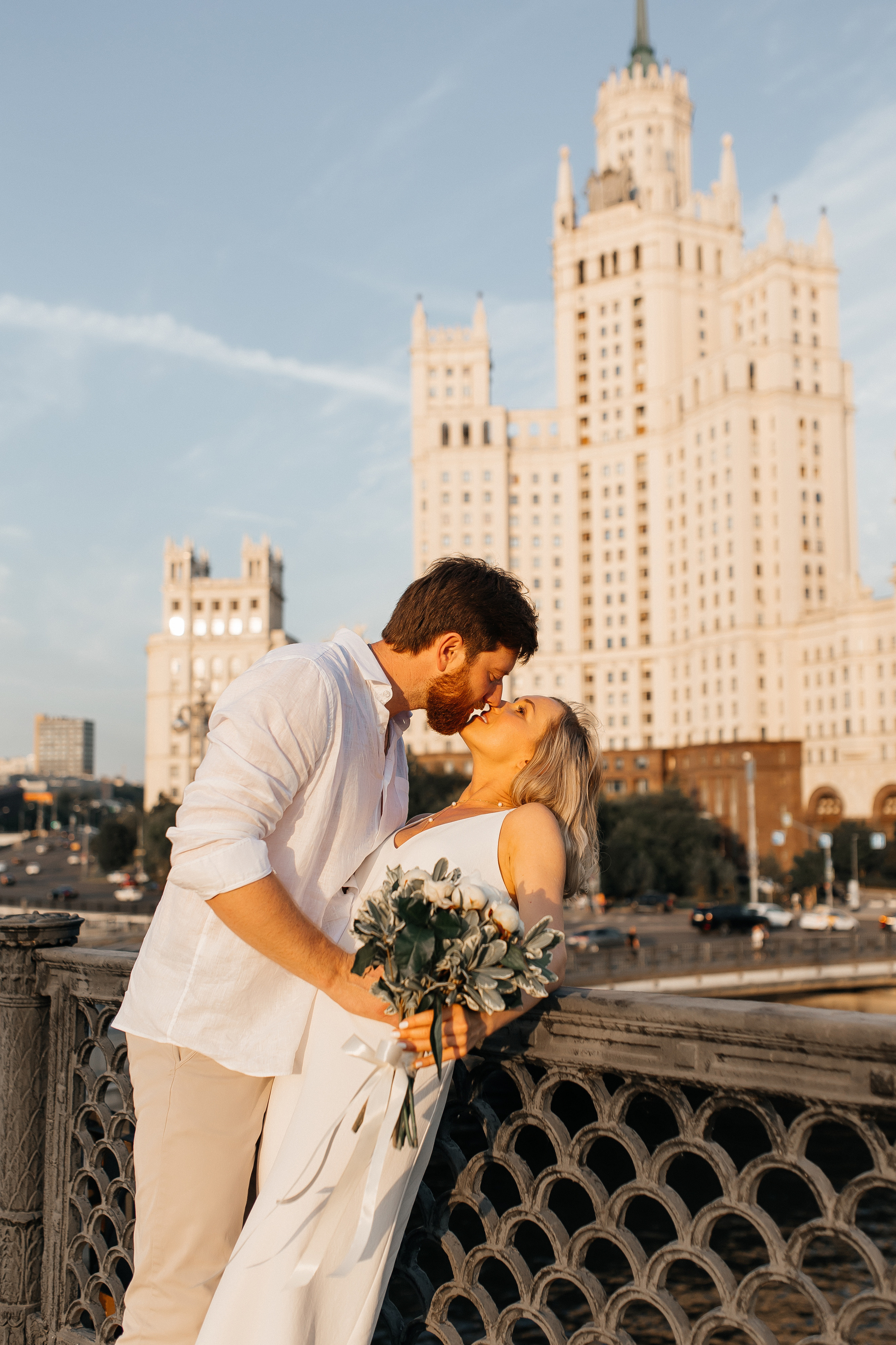Свадебная фотосессия у высотки на Котельнической набережной