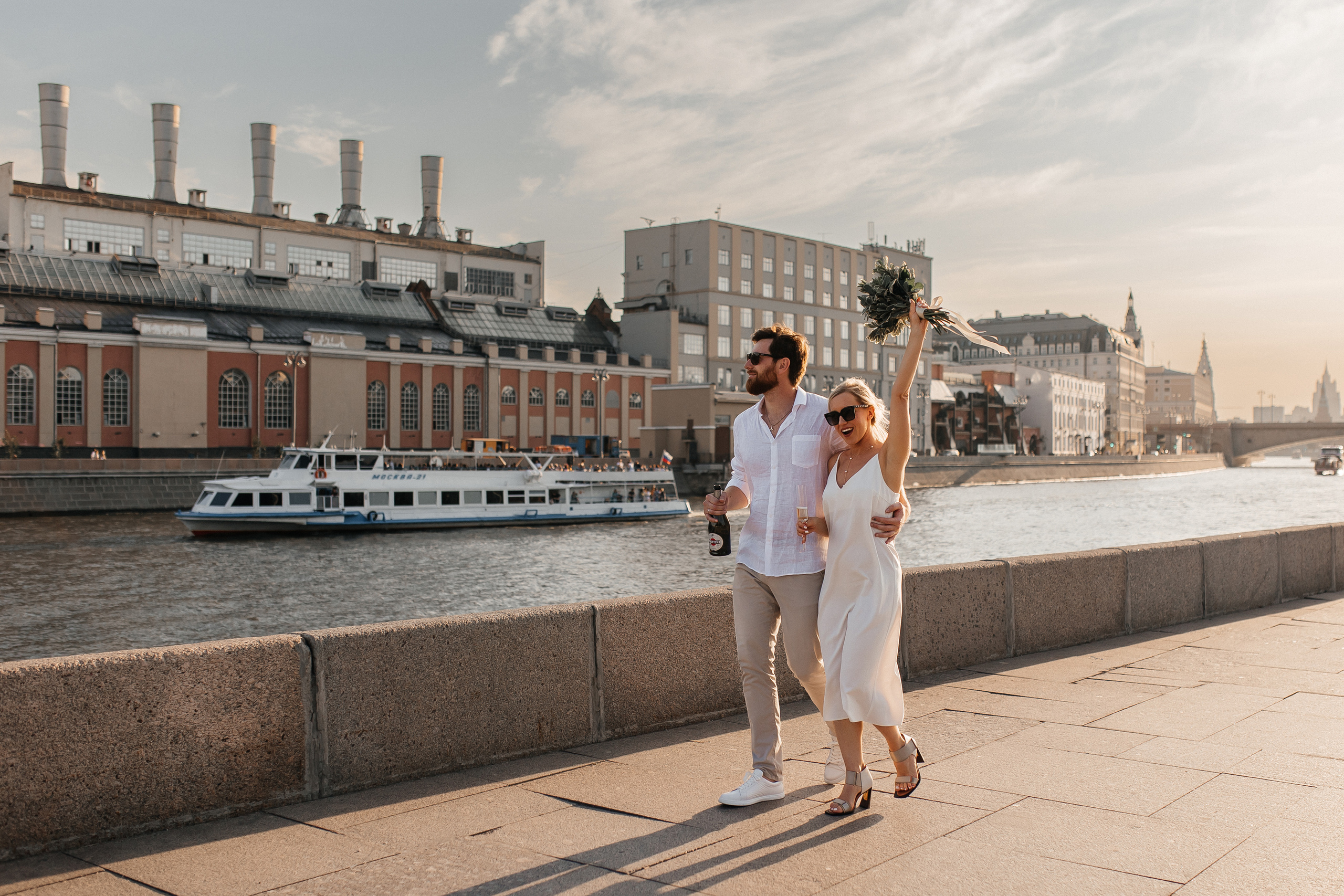 Свадебная прогулка по набережной Москвы реки
