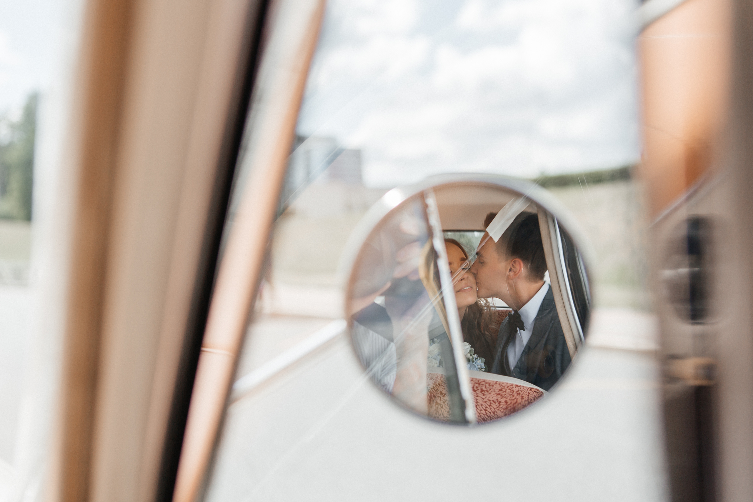 Свадебная фотосессия в усадьбе Архангельское и Голицын Клуб. Свадебный фотограф в Москве Дарья Олендарёва