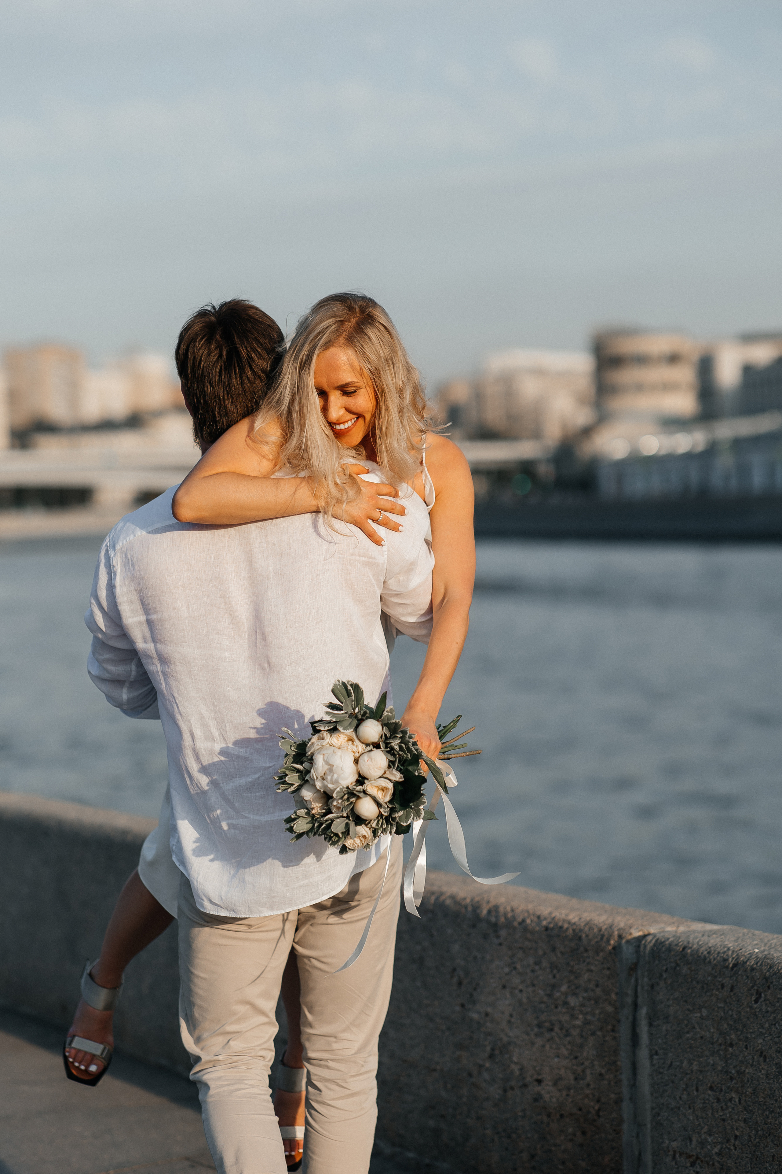 Свадебная прогулка по набережной Москвы реки