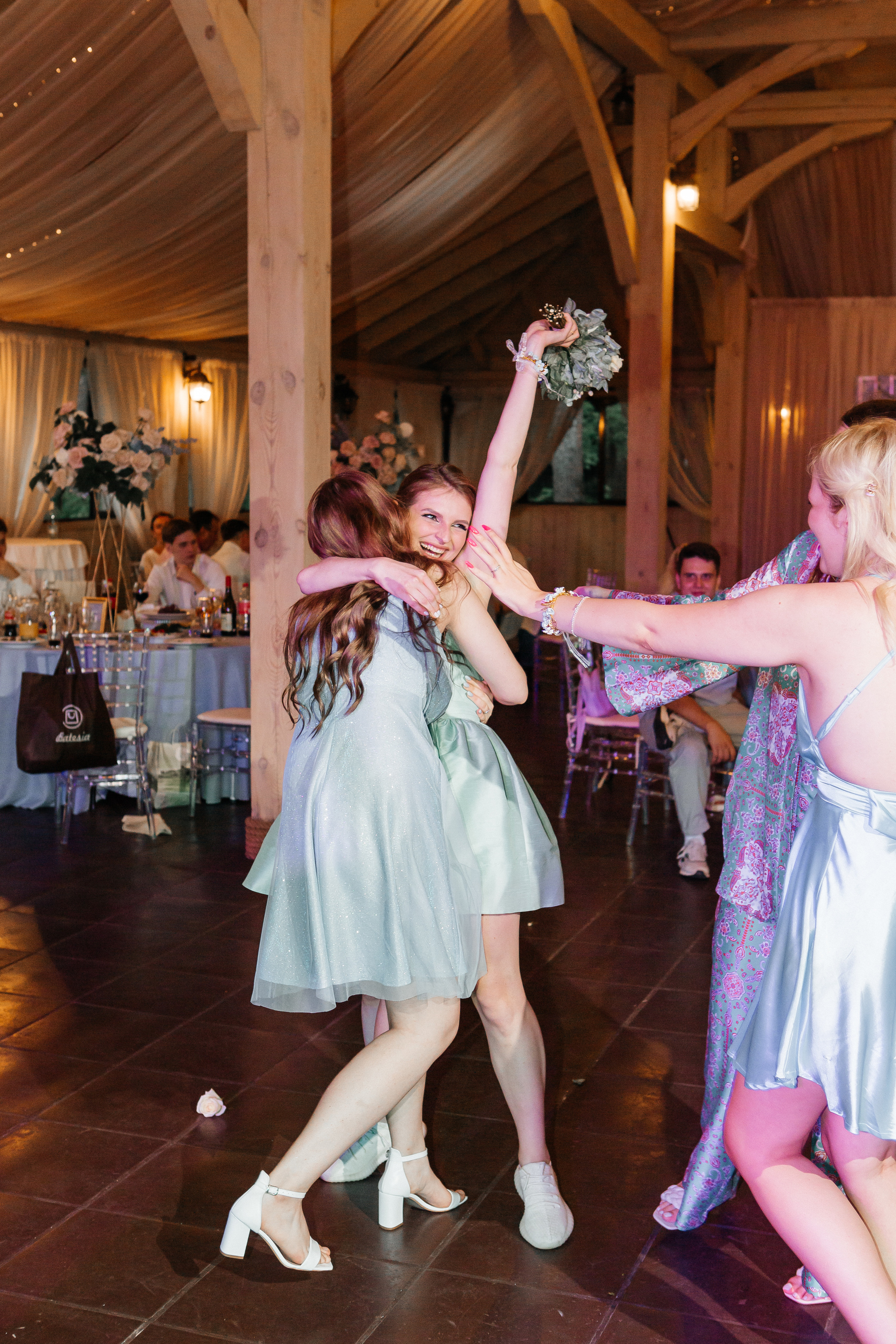 Свадебная фотосессия в усадьбе Архангельское и Голицын Клуб. Свадебный фотограф в Москве Дарья Олендарёва