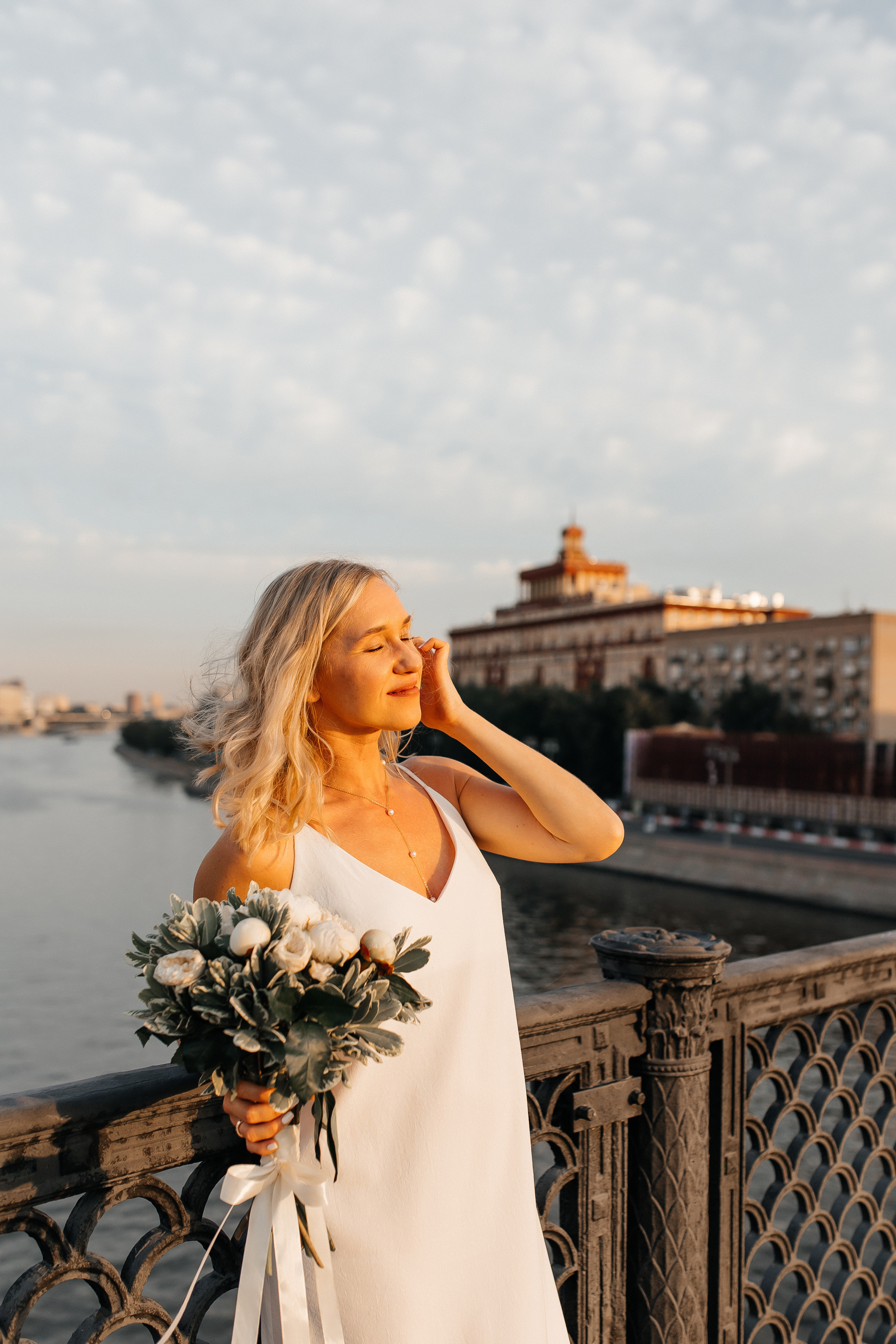 Свадебная фотосессия у высотки на Котельнической набережной