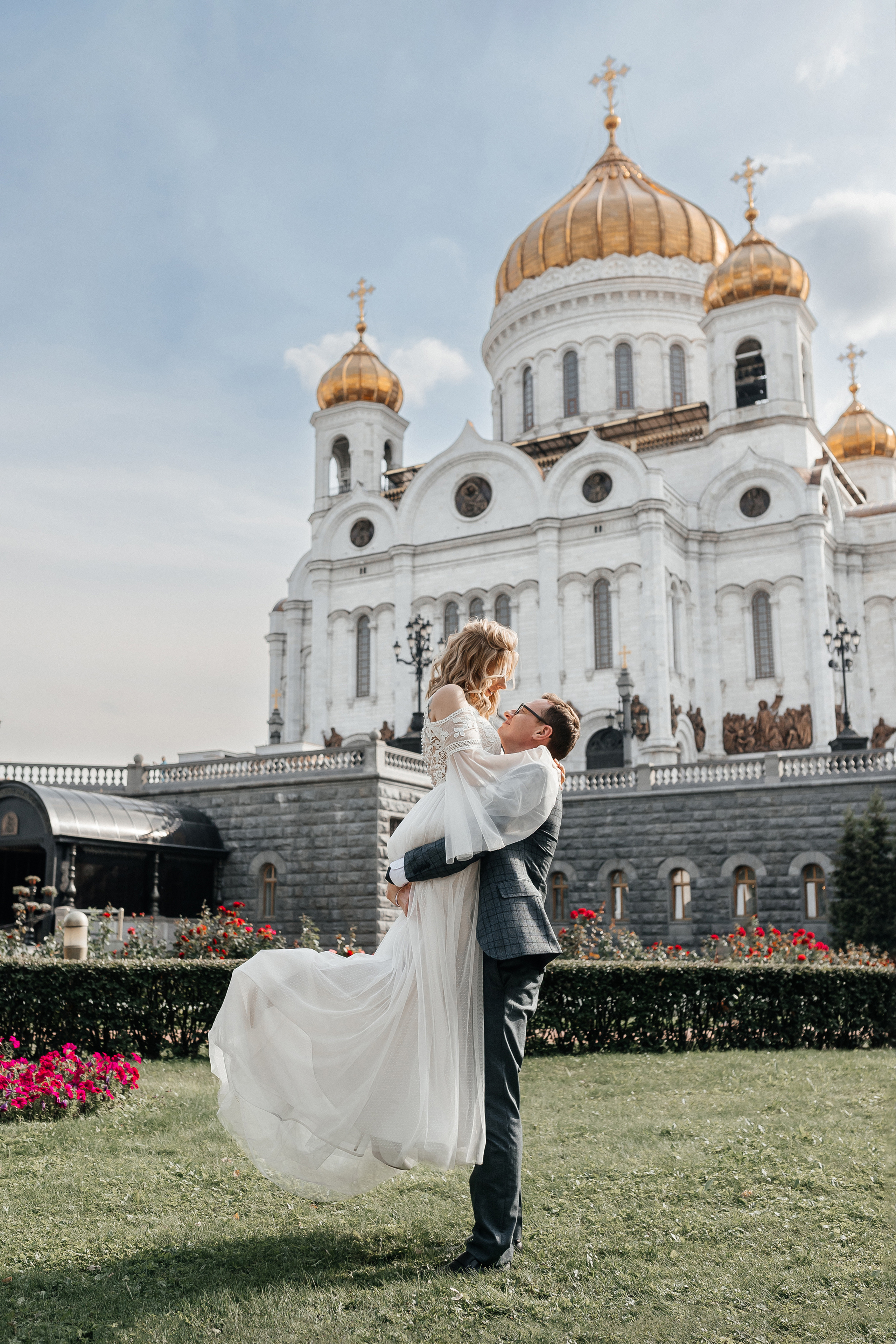 Свадебная фотосессия у Храма Христа Спасителя