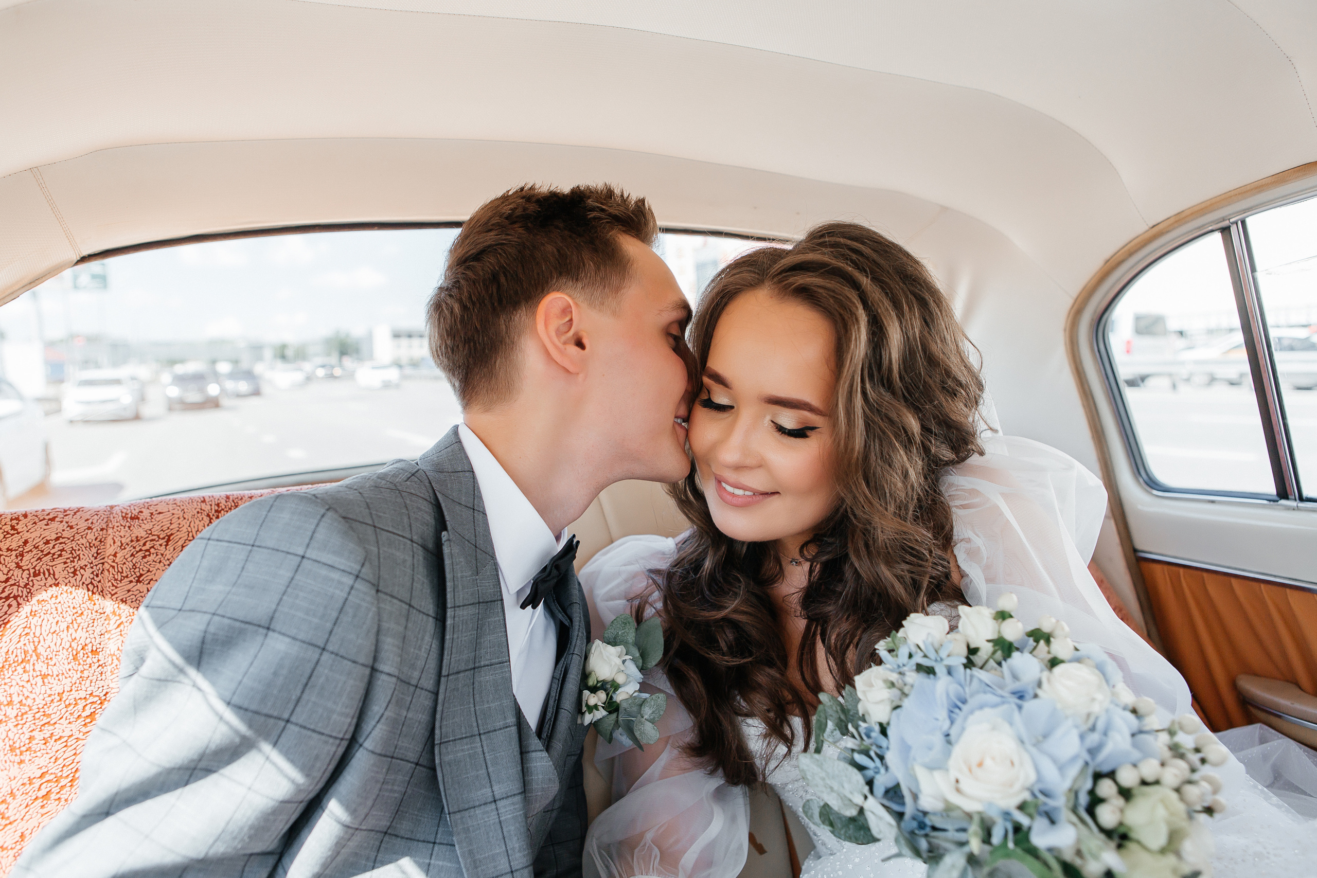 Свадебная фотосессия в усадьбе Архангельское и Голицын Клуб. Свадебный фотограф в Москве Дарья Олендарёва