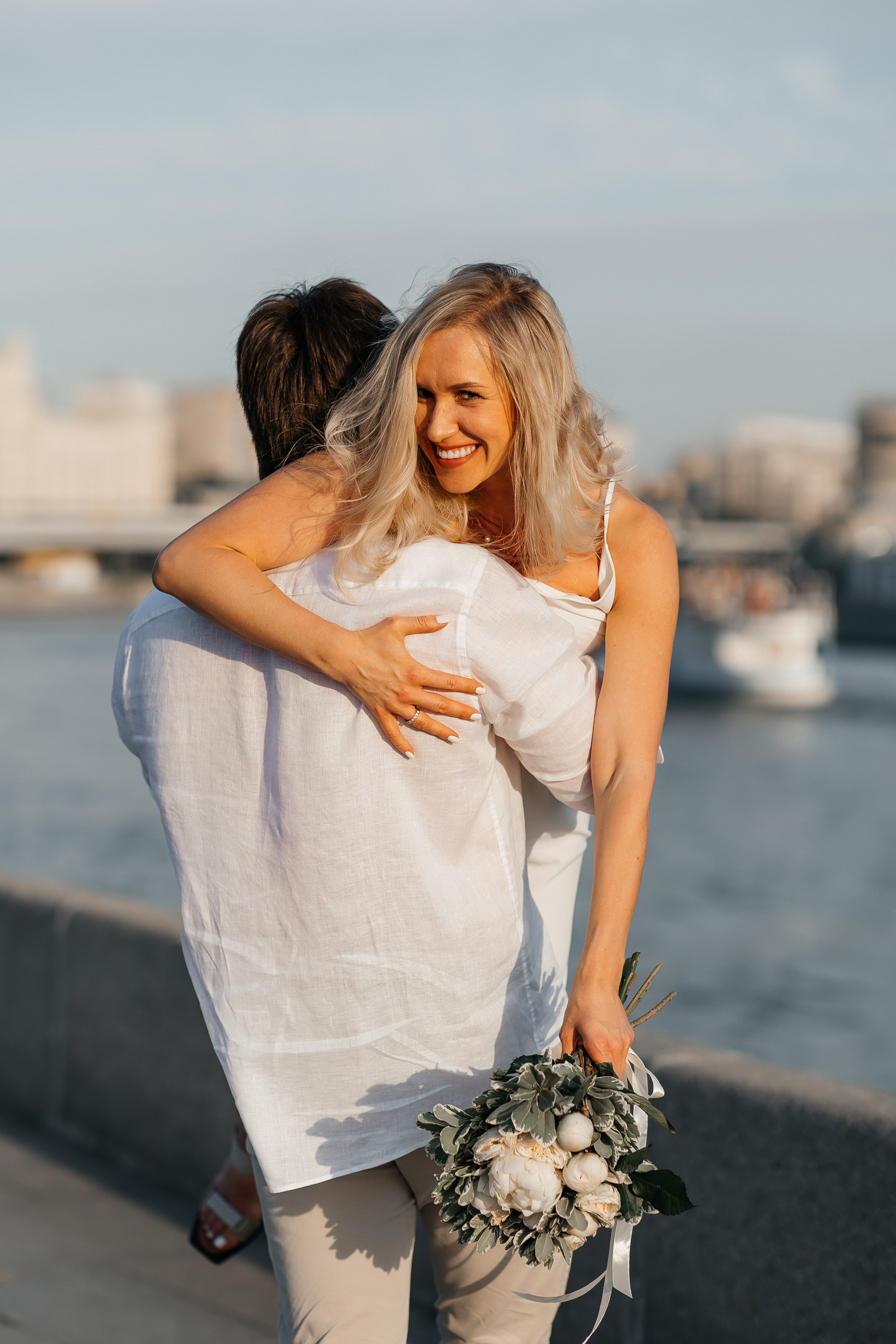 Свадебная прогулка по набережной Москвы реки