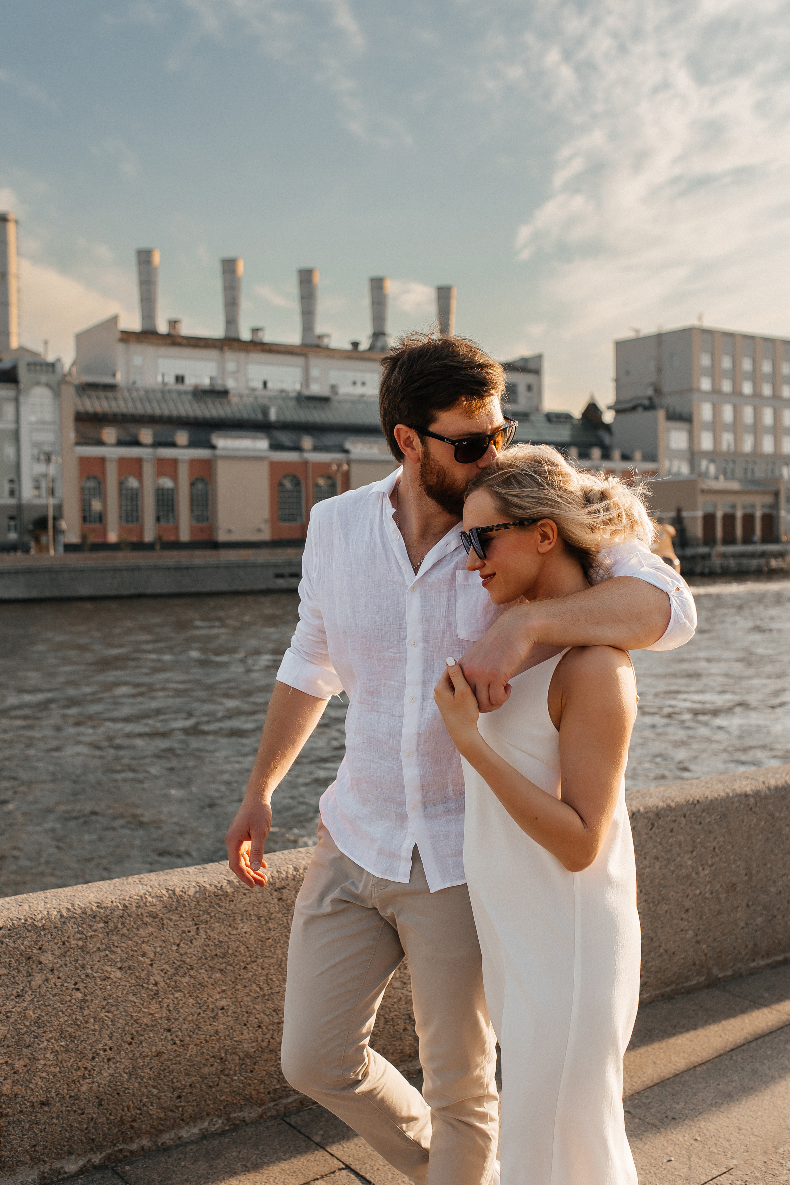 Свадебная прогулка по набережной Москвы реки