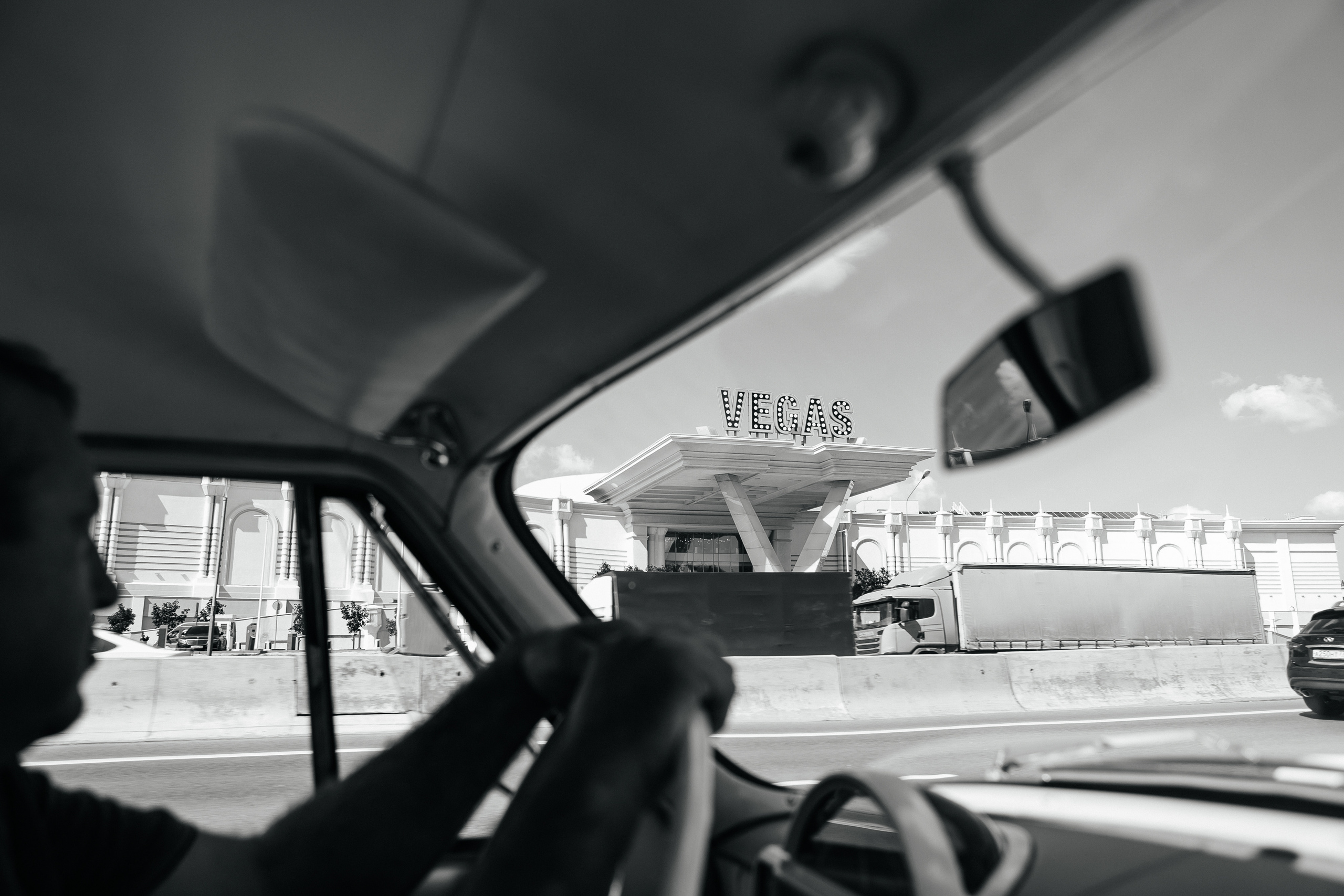 Свадебная фотосессия в усадьбе Архангельское и Голицын Клуб. Свадебный фотограф в Москве Дарья Олендарёва