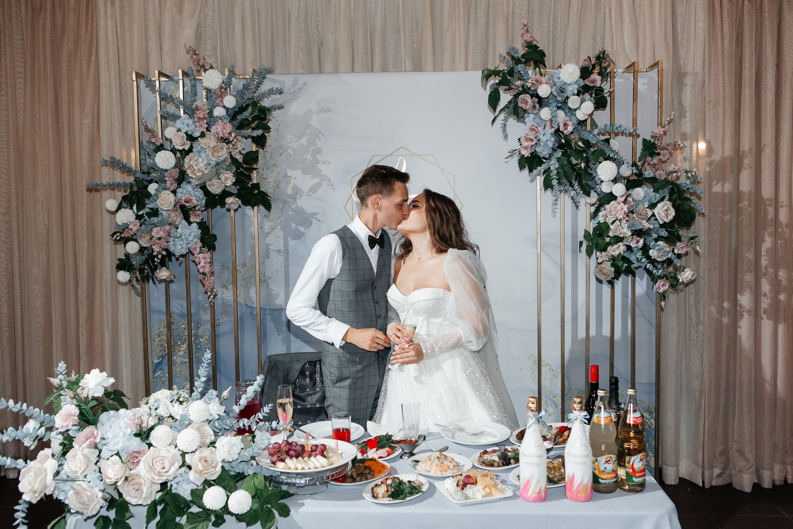 Свадебная фотосессия в усадьбе Архангельское и Голицын Клуб. Свадебный фотограф в Москве Дарья Олендарёва