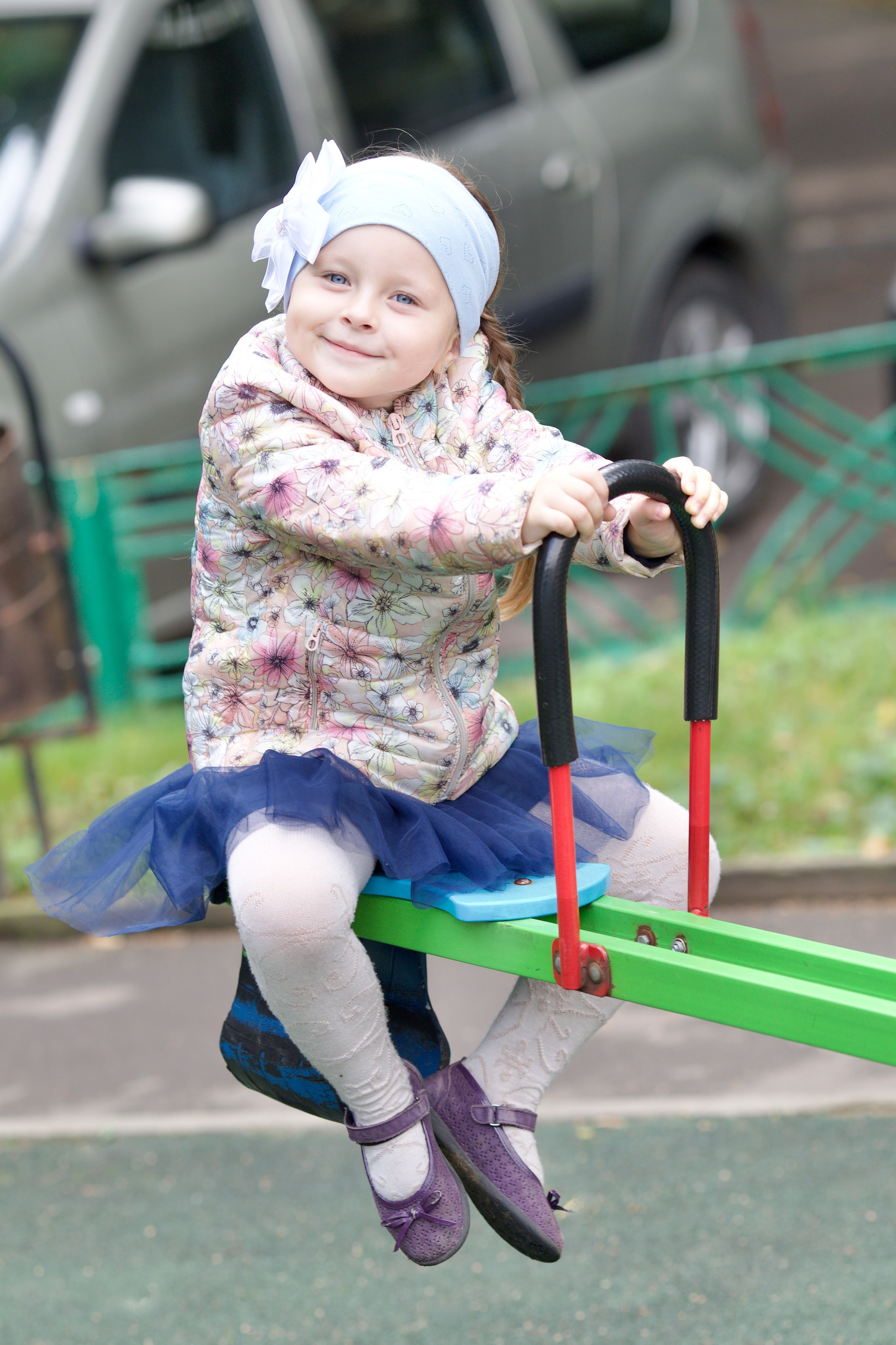Фотосессия близняшек на детской площадке. Школьные выпускные альбомы в Москве Марина Николаева
