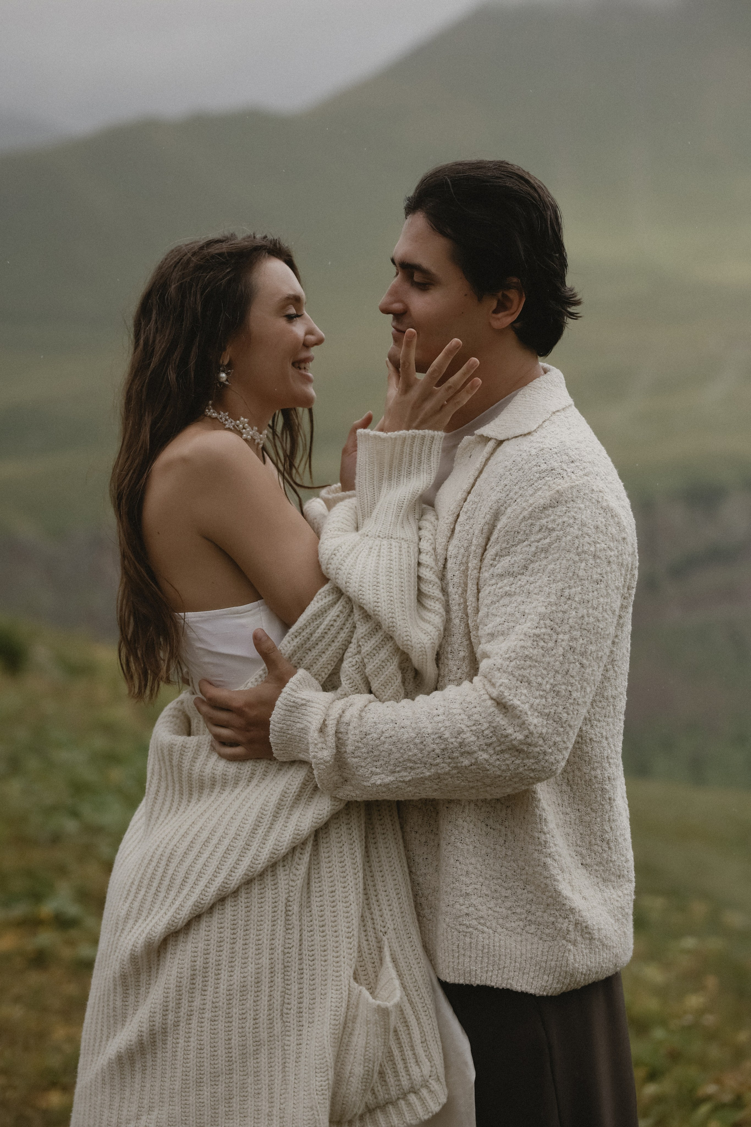 Утро невесты в глэмпинге свадебная фотосессия на Джилы-Су Приэльбрусье. Свадебный, репортажный и портретный фотограф Сочи, Краснодар. Александра Зайцева