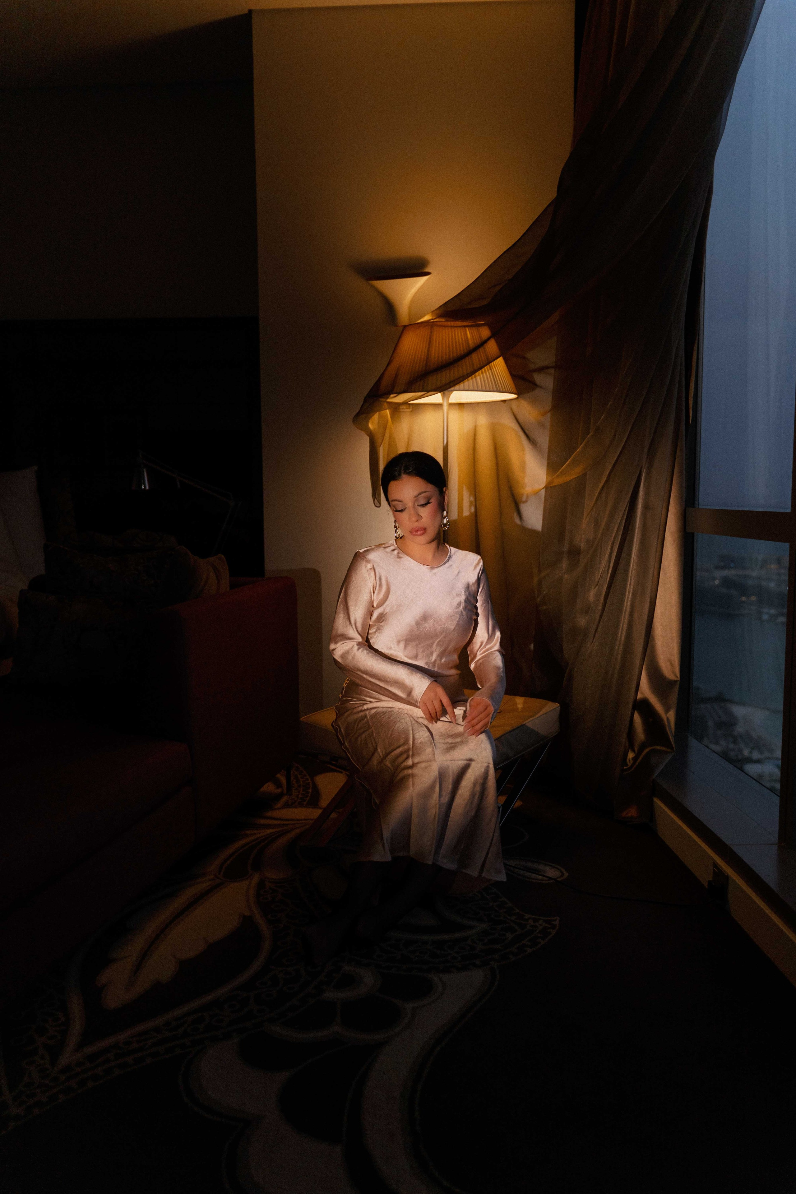 Анна в номере отеля. Фотограф и видеограф в Москве и Абу Даби Мария Кулагина