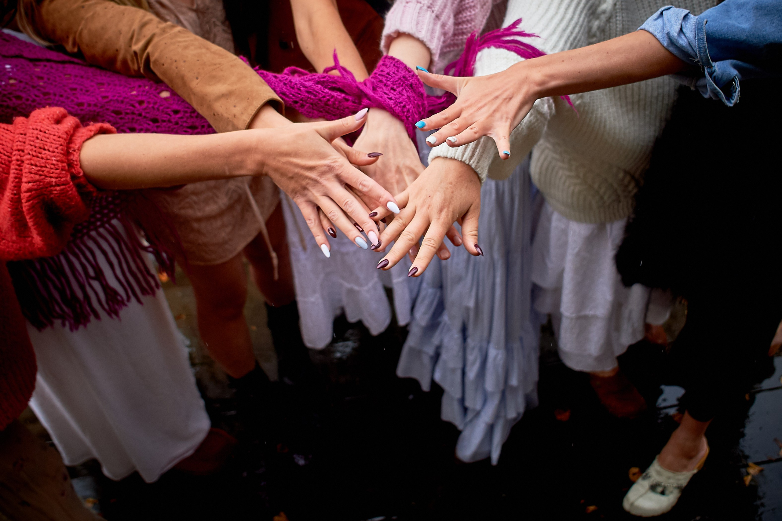 Много женских рук 