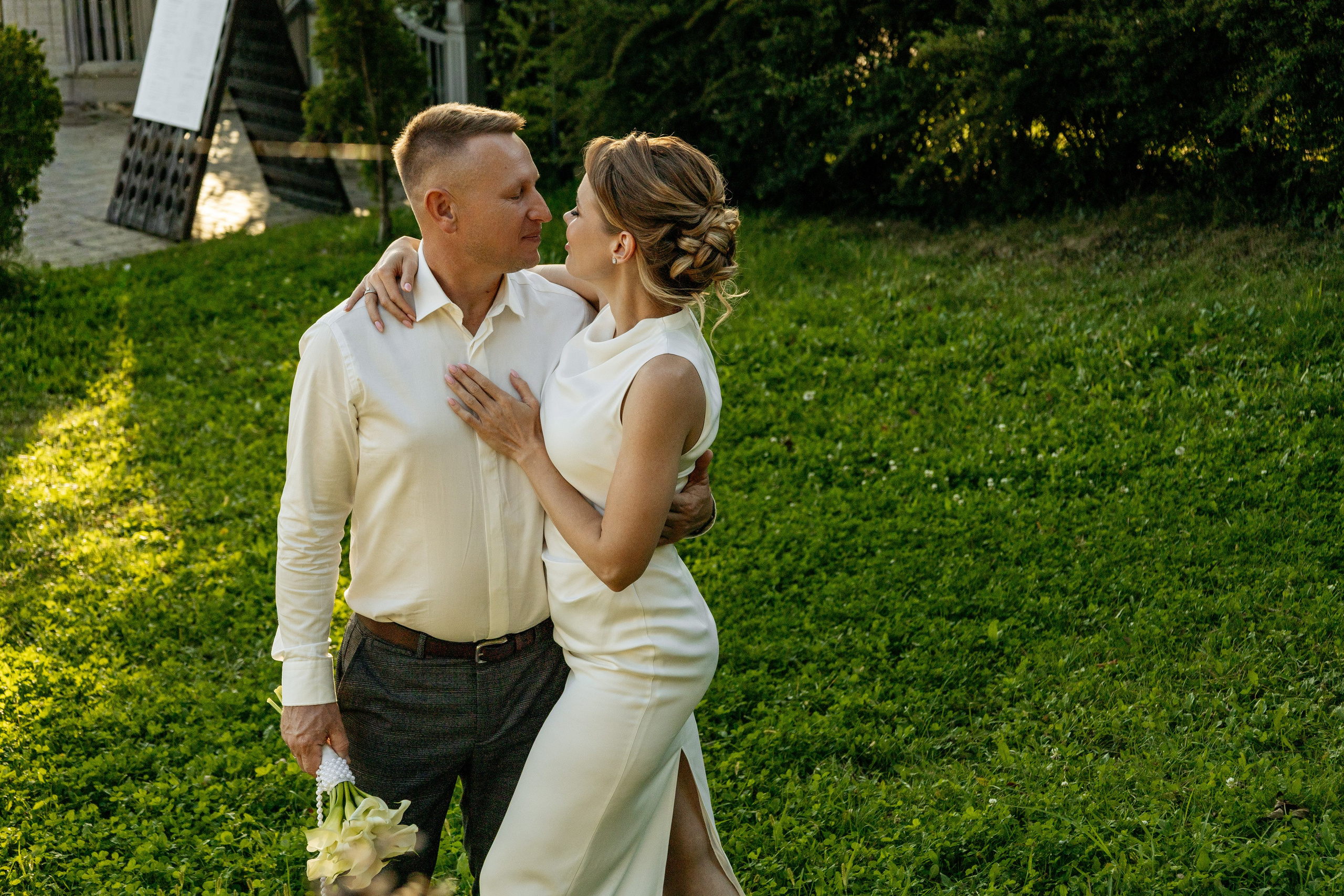 Свадебная фотосессия на зеленом лугу с видом на озеро Абрау