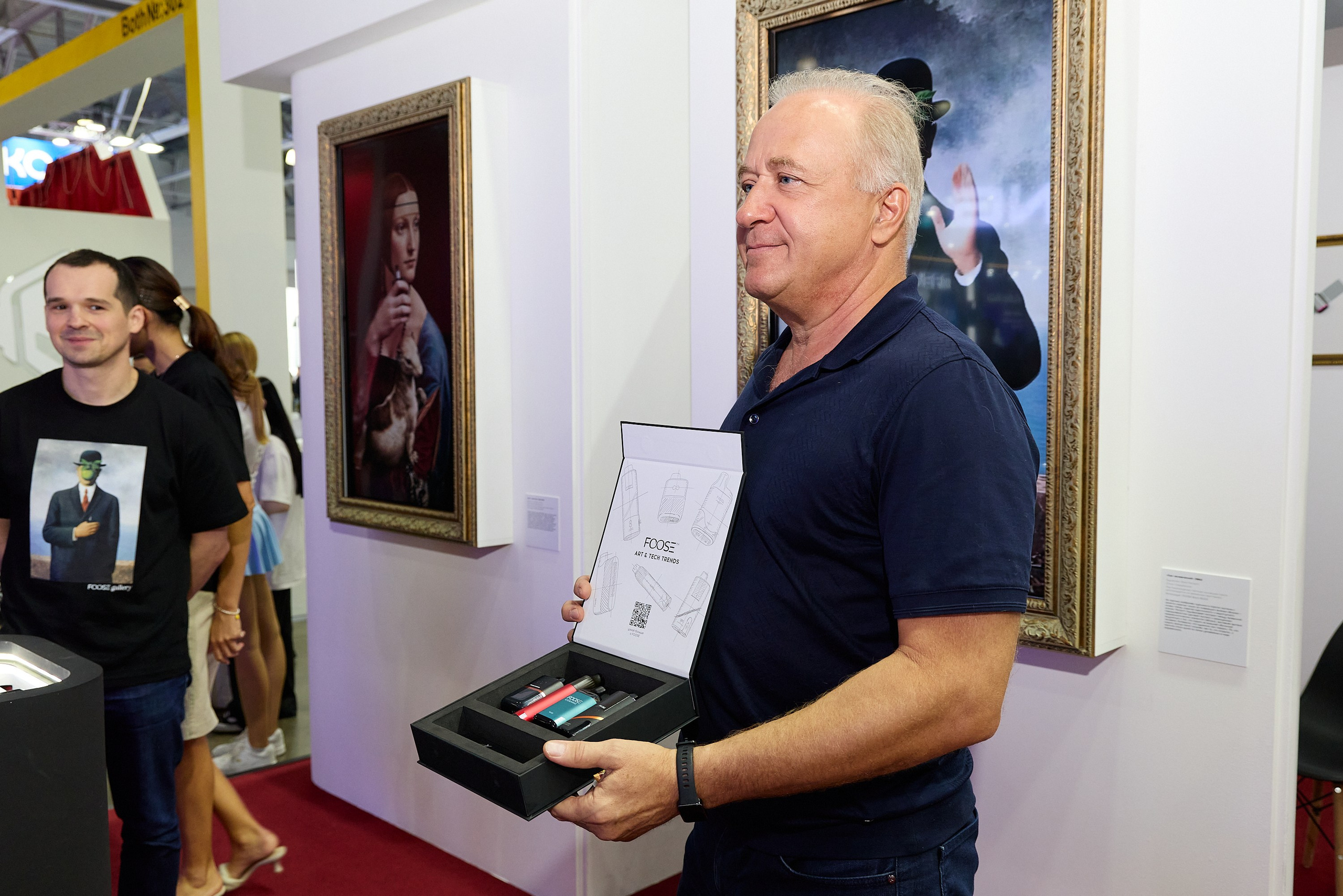 вручение памятных подарков на выставке 