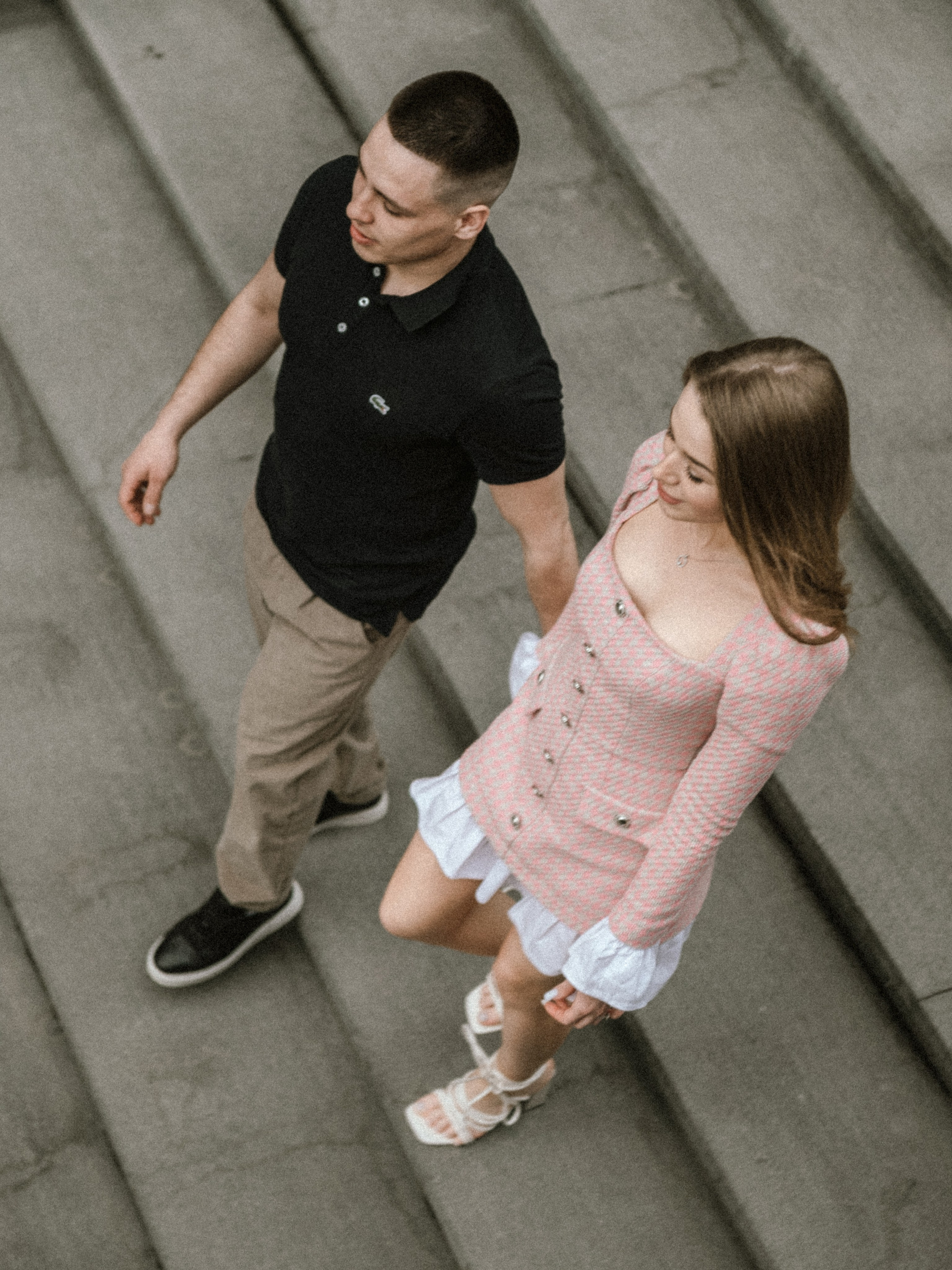 Стильная фотосессия для влюблённых в минималистичной студии