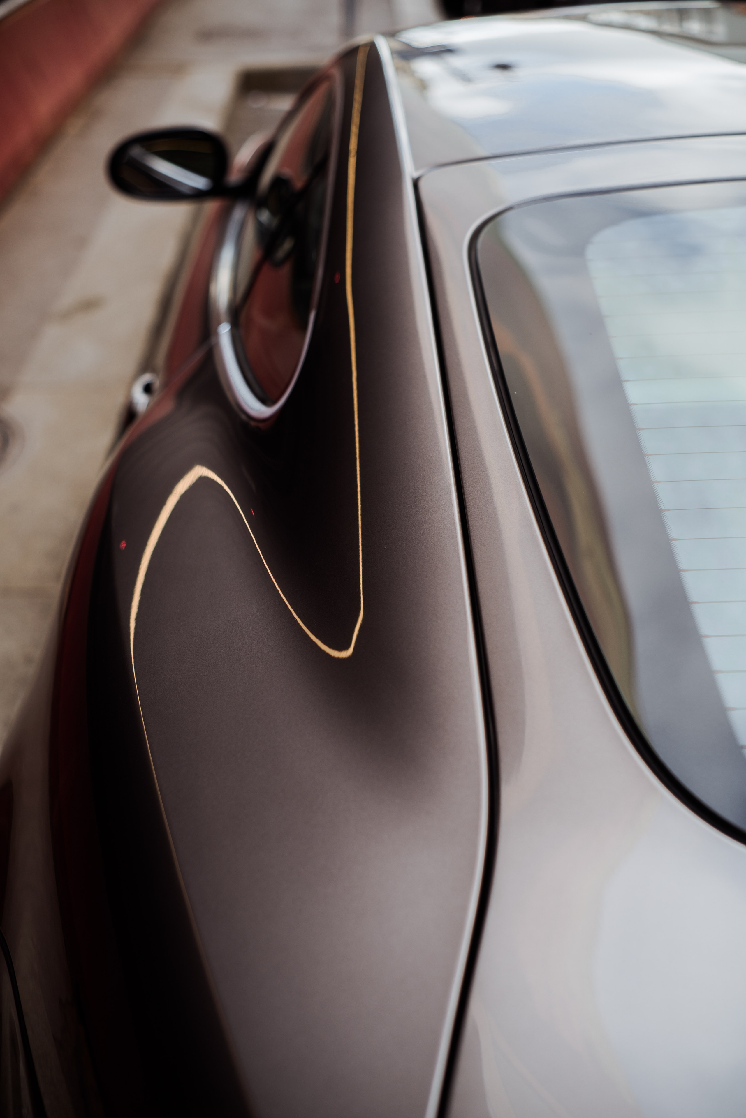 Парень с девушкой фотографируются в центре Москвы. Жуков Илья  свадебный фотограф в Москве