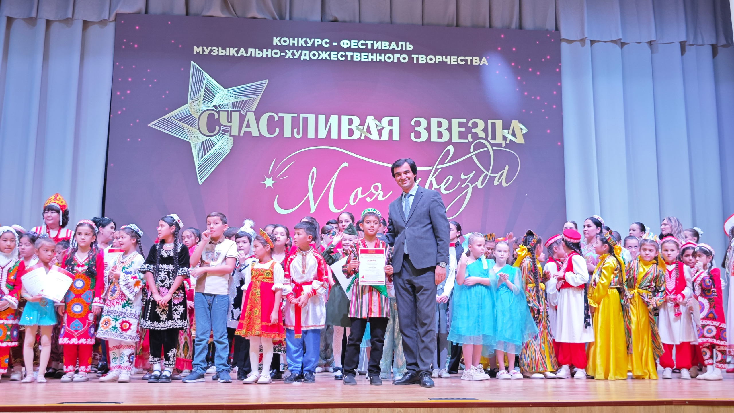 1 ноября 2025 г, г. Бохтар, Таджикистан. Золотое яблочко