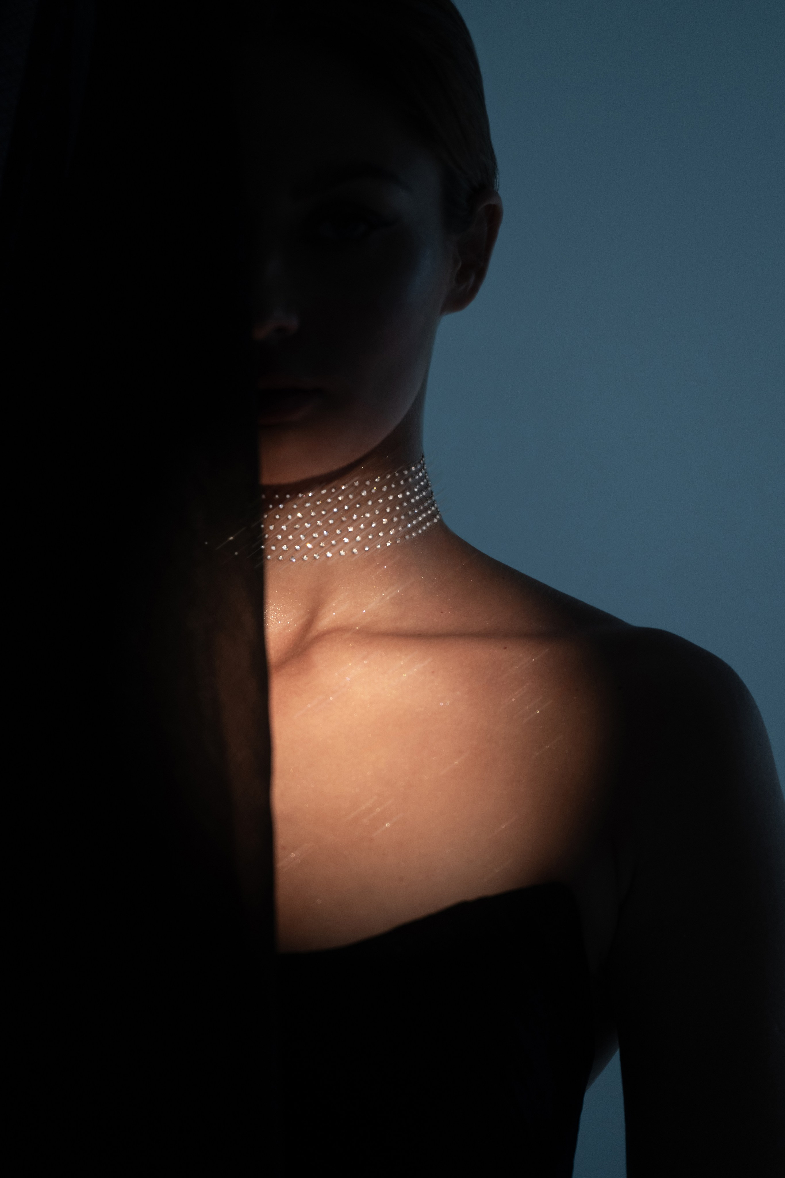 Стильная фотосессия в профессиональной студии Анапы с циклорамой