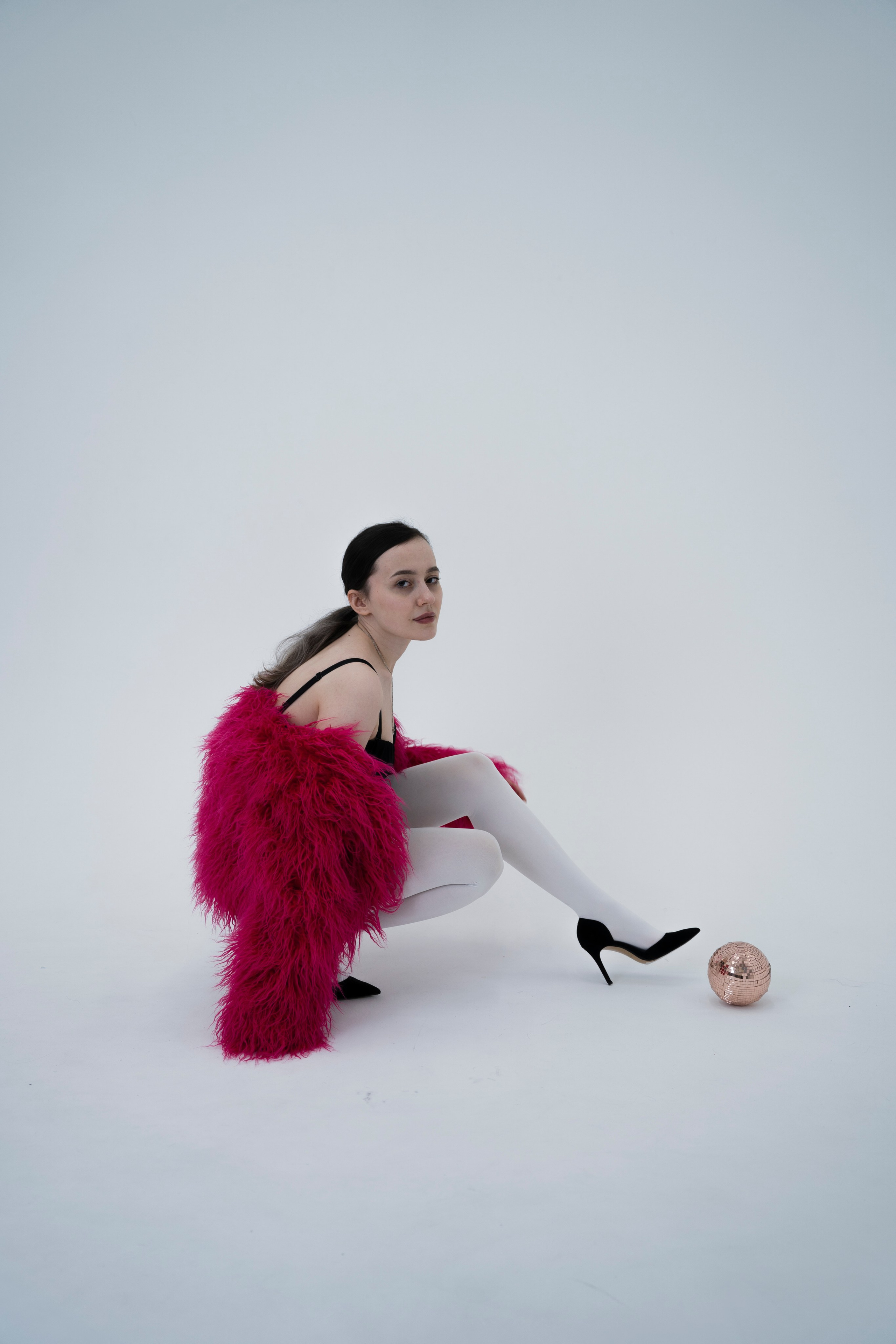 ДЕВОЧКА НА ШАРЕ. Главная